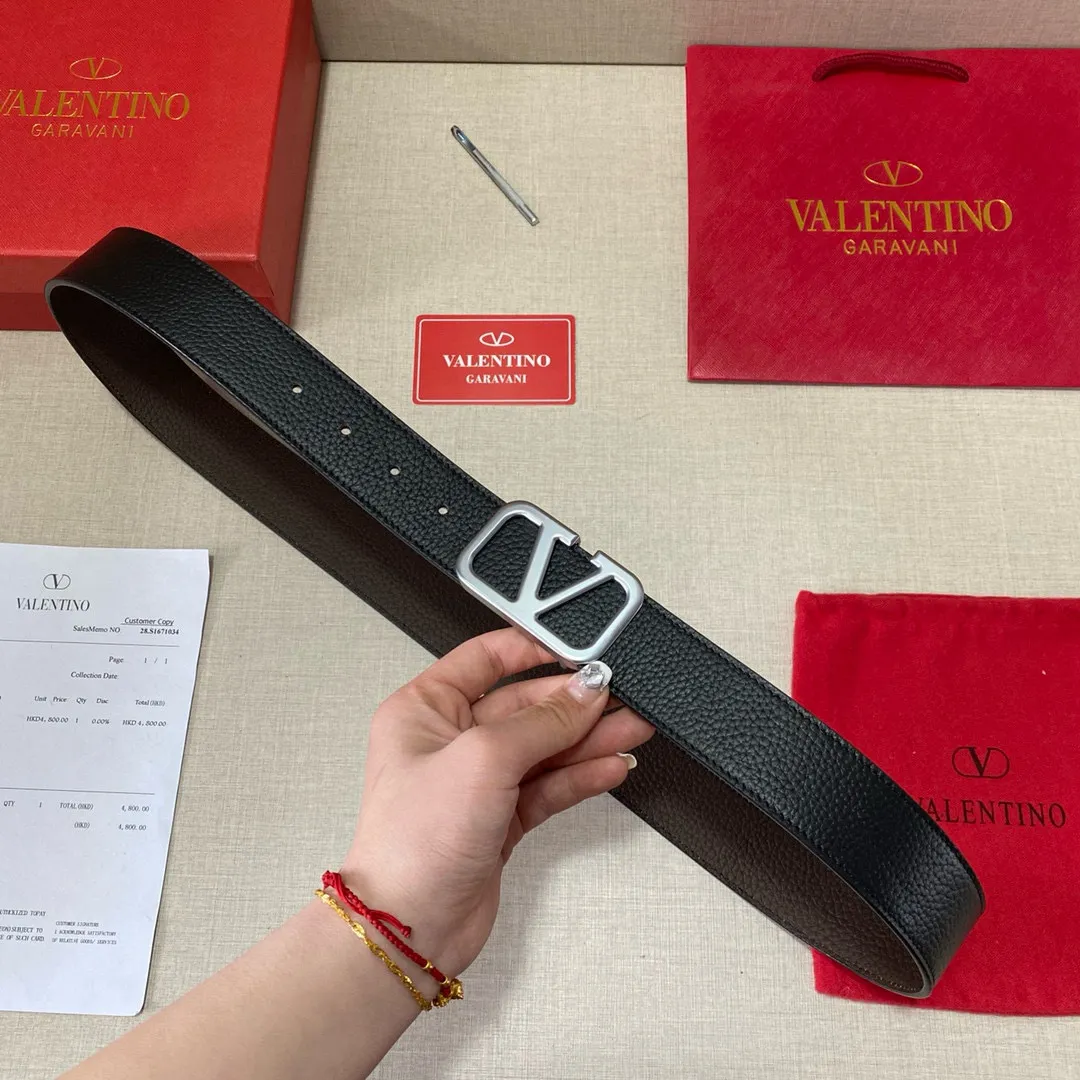 ✈️🇮🇹Brand: Valentino Valevtlo P150 ✈️🇮🇹Grade: 🚢Original private goods. Customized first-layer cowhide, sold at counters🈶️, comparable to genuine products! Exquisite oil edges, computer stitching, soft hand feel. No modifications in real photos. The upper body effect is super good, and the length can be cut. Comes with a full set of packaging at the counter. The first choice for gifting. Free eye injection ✈️🇮🇹Button: Guangzhou original hardware ✈️🇮🇹Length: 100-125cm 3.8cm specifications ✈️🇮🇹Color: black