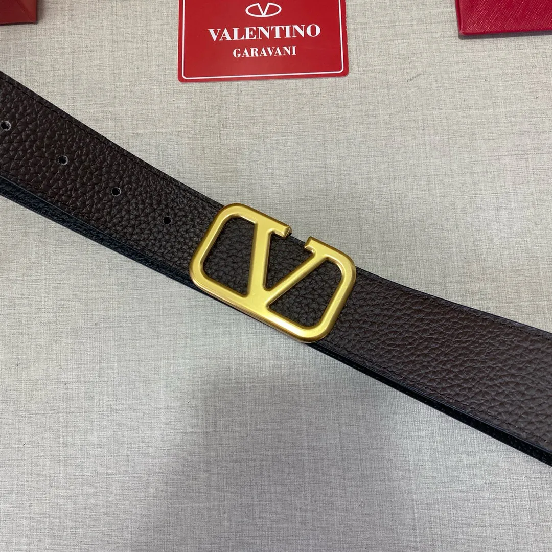 ✈️🇮🇹Brand: Valentino Valevtlo P150 ✈️🇮🇹Grade: 🚢Original private goods. Customized first-layer cowhide, sold at counters🈶️, comparable to genuine products! Exquisite oil edges, computer stitching, soft hand feel. No modifications in real photos. The upper body effect is super good, and the length can be cut. Comes with a full set of packaging at the counter. The first choice for gifting. Free eye injection ✈️🇮🇹Button: Guangzhou original hardware ✈️🇮🇹Length: 100-125cm 3.8cm specifications ✈️🇮🇹Color: black