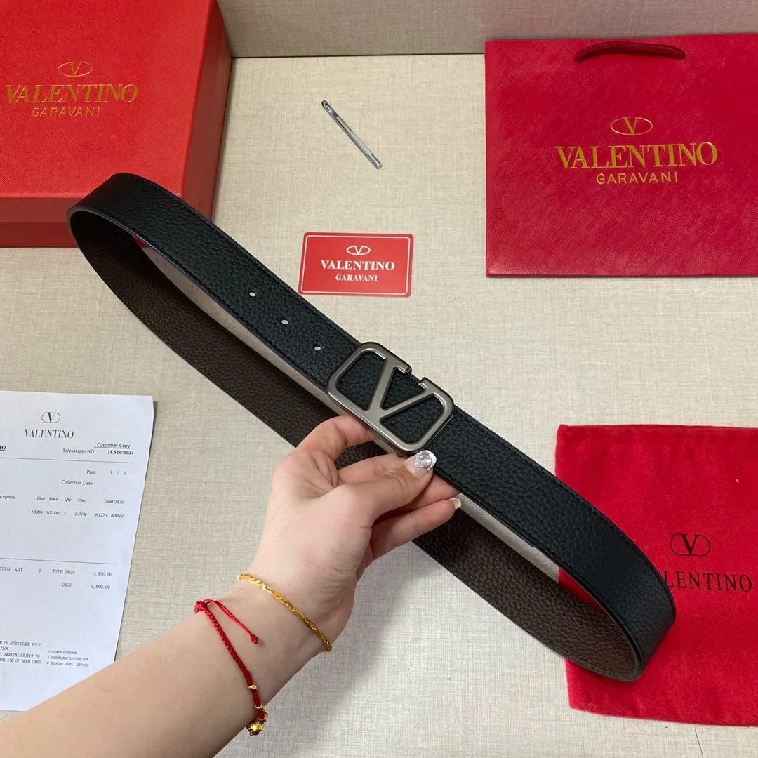 ✈️🇮🇹Brand: Valentino Valevtlo P150 ✈️🇮🇹Grade: 🚢Original private goods. Customized first-layer cowhide, sold at counters🈶️, comparable to genuine products! Exquisite oil edges, computer stitching, soft hand feel. No modifications in real photos. The upper body effect is super good, and the length can be cut. Comes with a full set of packaging at the counter. The first choice for gifting. Free eye injection ✈️🇮🇹Button: Guangzhou original hardware ✈️🇮🇹Length: 100-125cm 3.8cm specifications ✈️🇮🇹Color: black