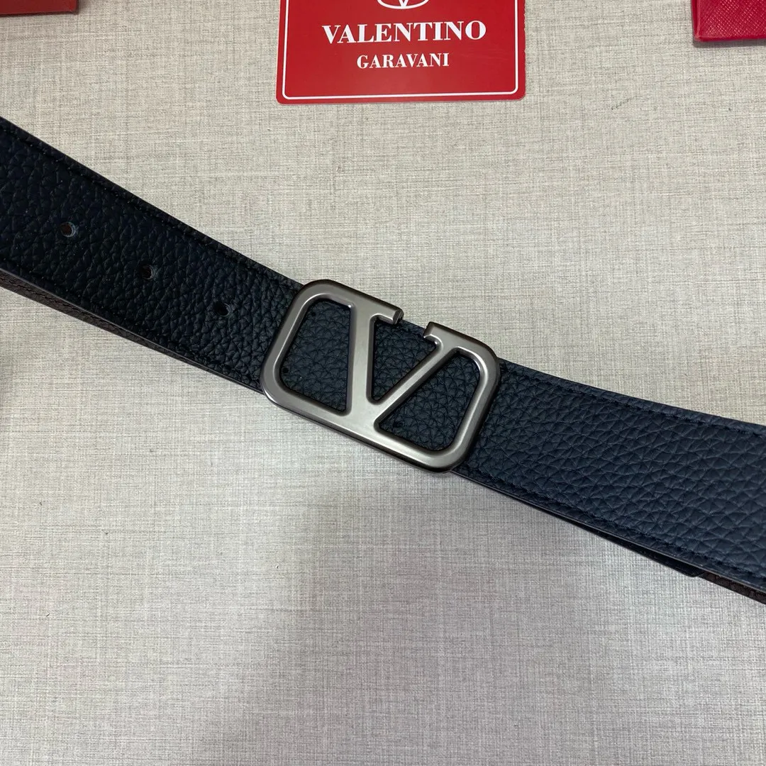 ✈️🇮🇹Brand: Valentino Valevtlo P150 ✈️🇮🇹Grade: 🚢Original private goods. Customized first-layer cowhide, sold at counters🈶️, comparable to genuine products! Exquisite oil edges, computer stitching, soft hand feel. No modifications in real photos. The upper body effect is super good, and the length can be cut. Comes with a full set of packaging at the counter. The first choice for gifting. Free eye injection ✈️🇮🇹Button: Guangzhou original hardware ✈️🇮🇹Length: 100-125cm 3.8cm specifications ✈️🇮🇹Color: black