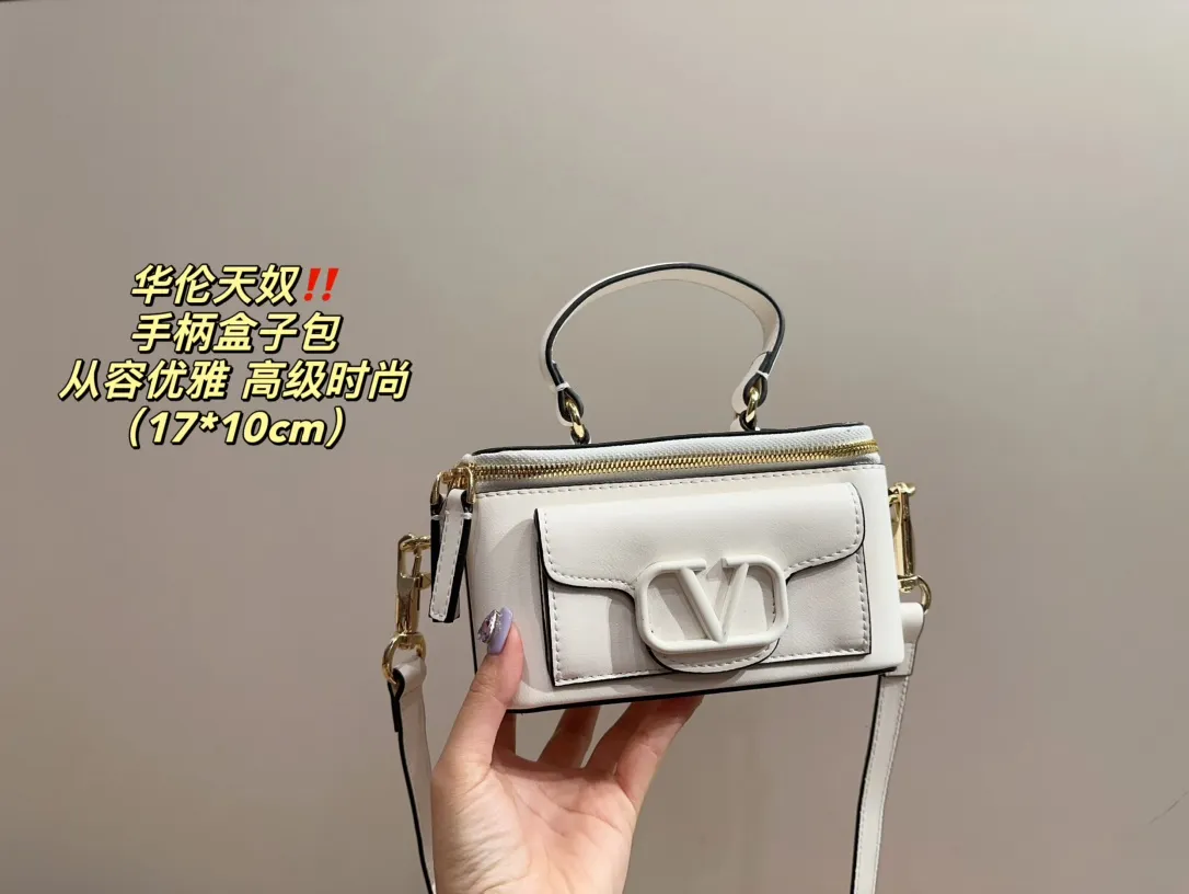 P270 comes with box ⚠️Size 17.10 Valentino handle box bag. It’s fashionable and easy to handle. It doesn’t look old-fashioned and goes well with it. And Dan’s beauty and temperament have such a high bonus~ I love this calmness and elegance.