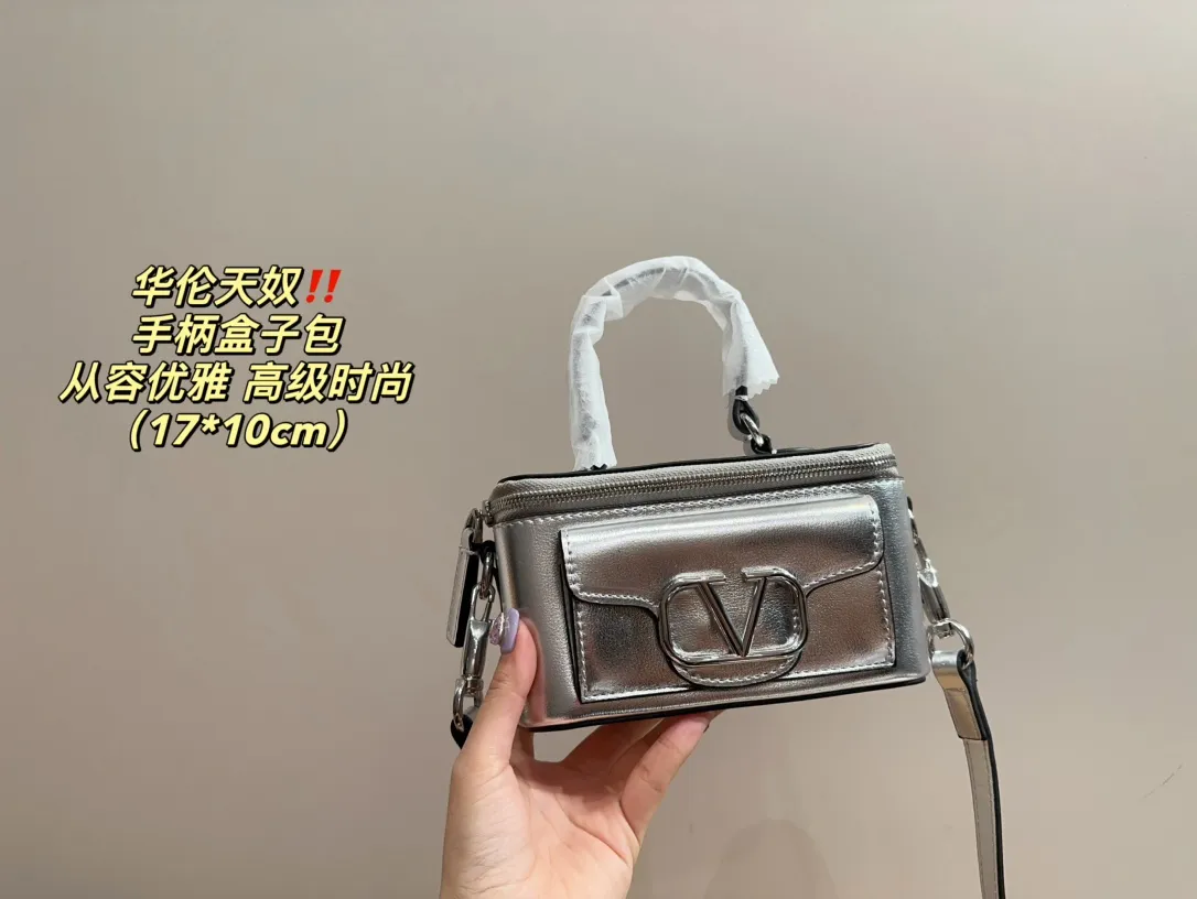 P270 comes with box ⚠️Size 17.10 Valentino handle box bag. It’s fashionable and easy to handle. It doesn’t look old-fashioned and goes well with it. And Dan’s beauty and temperament have such a high bonus~ I love this calmness and elegance.