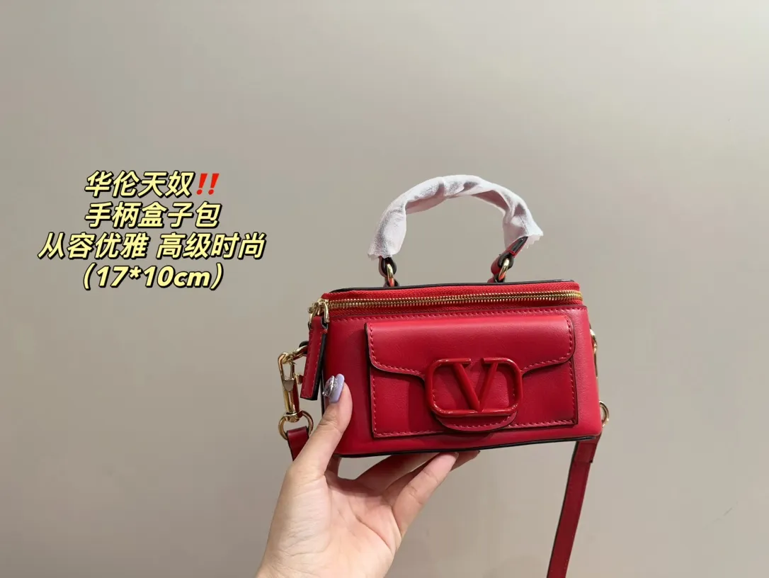 P270 comes with box ⚠️Size 17.10 Valentino handle box bag. It’s fashionable and easy to handle. It doesn’t look old-fashioned and goes well with it. And Dan’s beauty and temperament have such a high bonus~ I love this calmness and elegance.