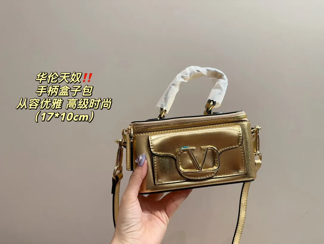 P270 comes with box ⚠️Size 17.10 Valentino handle box bag. It’s fashionable and easy to handle. It doesn’t look old-fashioned and goes well with it. And Dan’s beauty and temperament have such a high bonus~ I love this calmness and elegance.