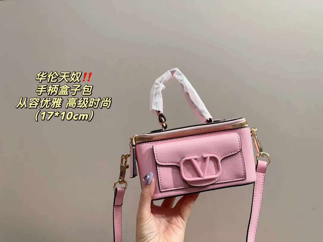 P270 comes with box ⚠️Size 17.10 Valentino handle box bag. It’s fashionable and easy to handle. It doesn’t look old-fashioned and goes well with it. And Dan’s beauty and temperament have such a high bonus~ I love this calmness and elegance.