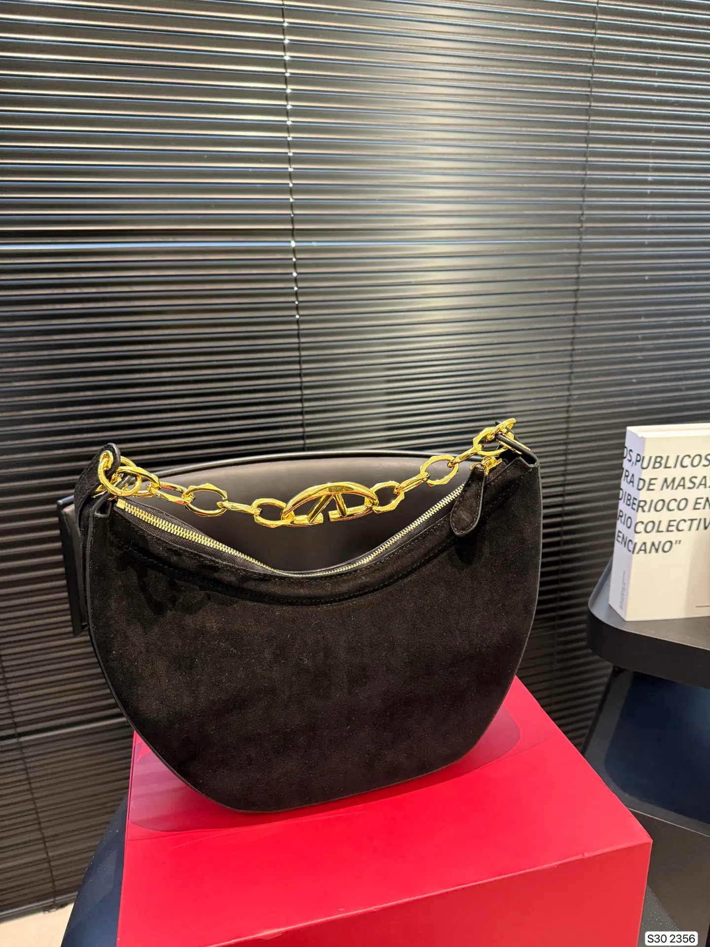 P400 with folding box Valentino has a retro feel, high-end yet elegant, super atmospheric, suitable for commuting, casual, and dating. Size 20 15 Item No. 2356