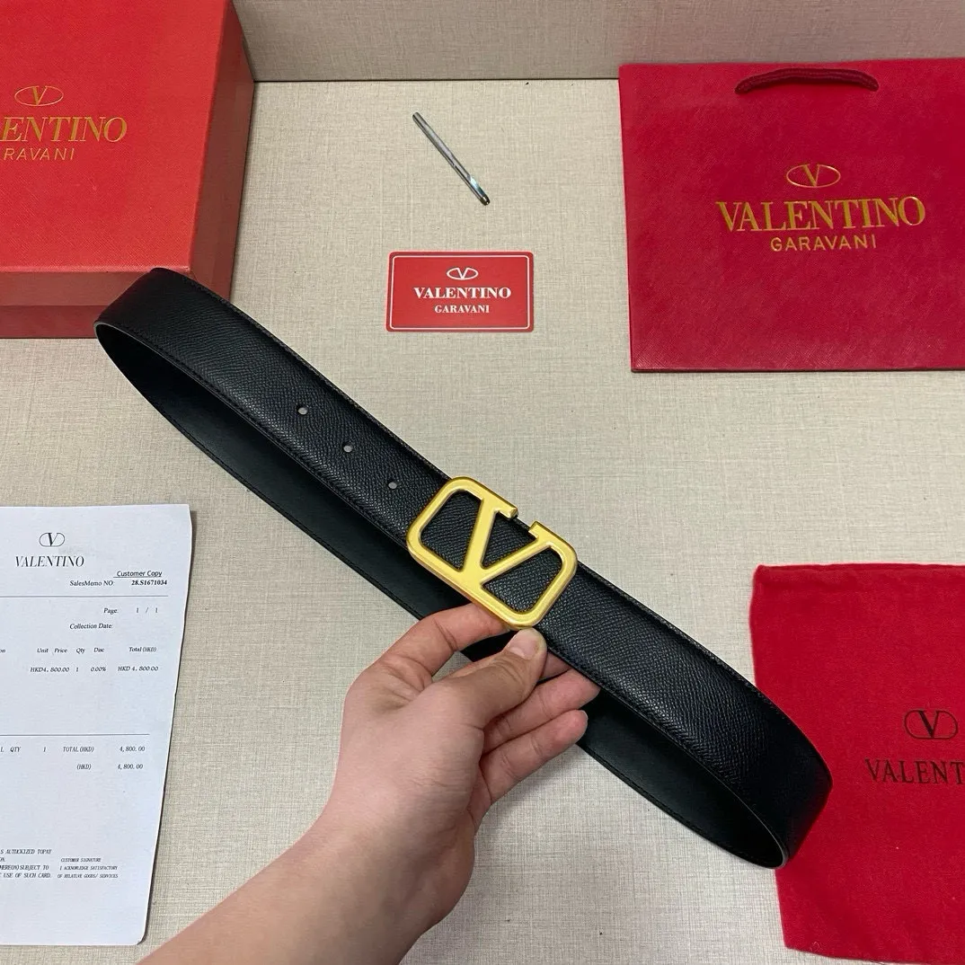 ✈️🇮🇹Brand: Valentino Valevtlo P160 ✈️🇮🇹Grade: 🚢Original private goods. Imported first-layer cowhide black bottom, sold at counters🈶️, comparable to genuine products! Exquisite oil edges, computer stitching, soft hand feel. No modifications in real photos. The upper body effect is super good, and the length can be cut. Comes with a full set of packaging at the counter. The first choice for gifting. Comes with eye needles. ✈️🇮🇹Button head: Guangzhou original buckle hardware ✈️🇮🇹Length: 100-125cm 3.8cm specifications ✈️🇮🇹Color: black