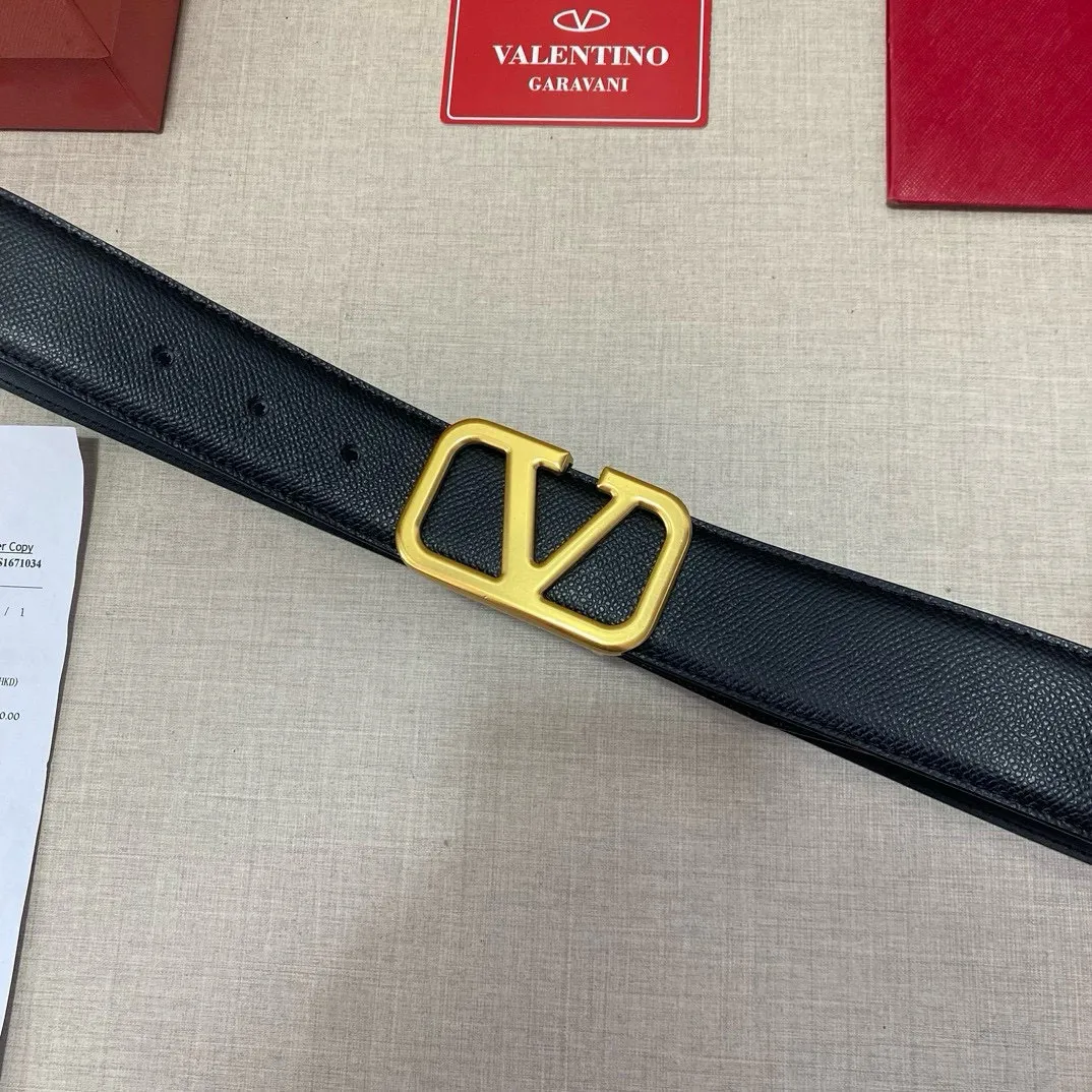 ✈️🇮🇹Brand: Valentino Valevtlo P160 ✈️🇮🇹Grade: 🚢Original private goods. Imported first-layer cowhide black bottom, sold at counters🈶️, comparable to genuine products! Exquisite oil edges, computer stitching, soft hand feel. No modifications in real photos. The upper body effect is super good, and the length can be cut. Comes with a full set of packaging at the counter. The first choice for gifting. Comes with eye needles. ✈️🇮🇹Button head: Guangzhou original buckle hardware ✈️🇮🇹Length: 100-125cm 3.8cm specifications ✈️🇮🇹Color: black