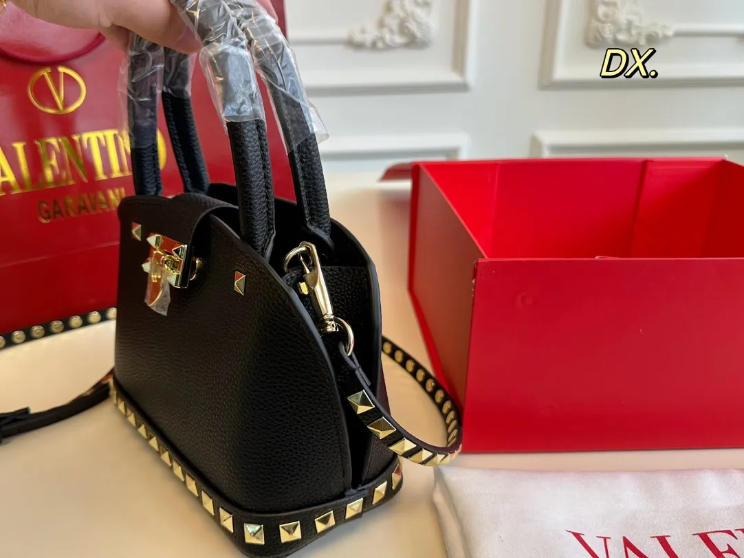 P360 (folding box) size: 21×16 VALENTINO Valentino rivet shell bag ❤️ The classic shell bag style is decorated with rivets ✔️ Good, fashionable and practical at the same time! The rivet decoration on the bottom is so high-end and full of details🈵️ Stable without losing the cool style✅