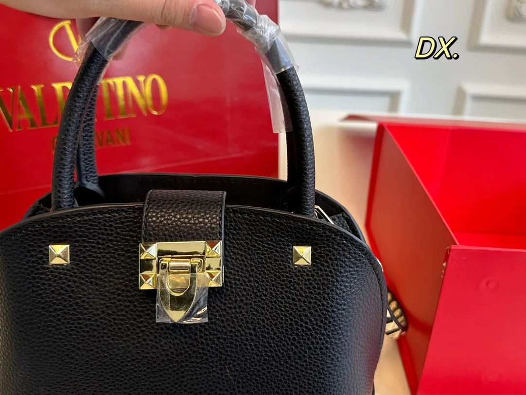 P360 (folding box) size: 21×16 VALENTINO Valentino rivet shell bag ❤️ The classic shell bag style is decorated with rivets ✔️ Good, fashionable and practical at the same time! The rivet decoration on the bottom is so high-end and full of details🈵️ Stable without losing the cool style✅