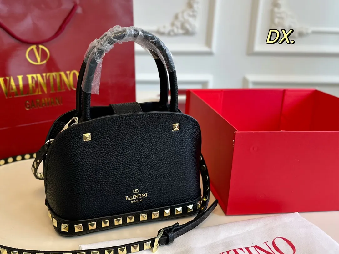 P360 (folding box) size: 21×16 VALENTINO Valentino rivet shell bag ❤️ The classic shell bag style is decorated with rivets ✔️ Good, fashionable and practical at the same time! The rivet decoration on the bottom is so high-end and full of details🈵️ Stable without losing the cool style✅