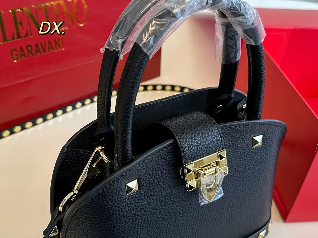 P360 (folding box) size: 21×16 VALENTINO Valentino rivet shell bag ❤️ The classic shell bag style is decorated with rivets ✔️ Good, fashionable and practical at the same time! The rivet decoration on the bottom is so high-end and full of details🈵️ Stable without losing the cool style✅