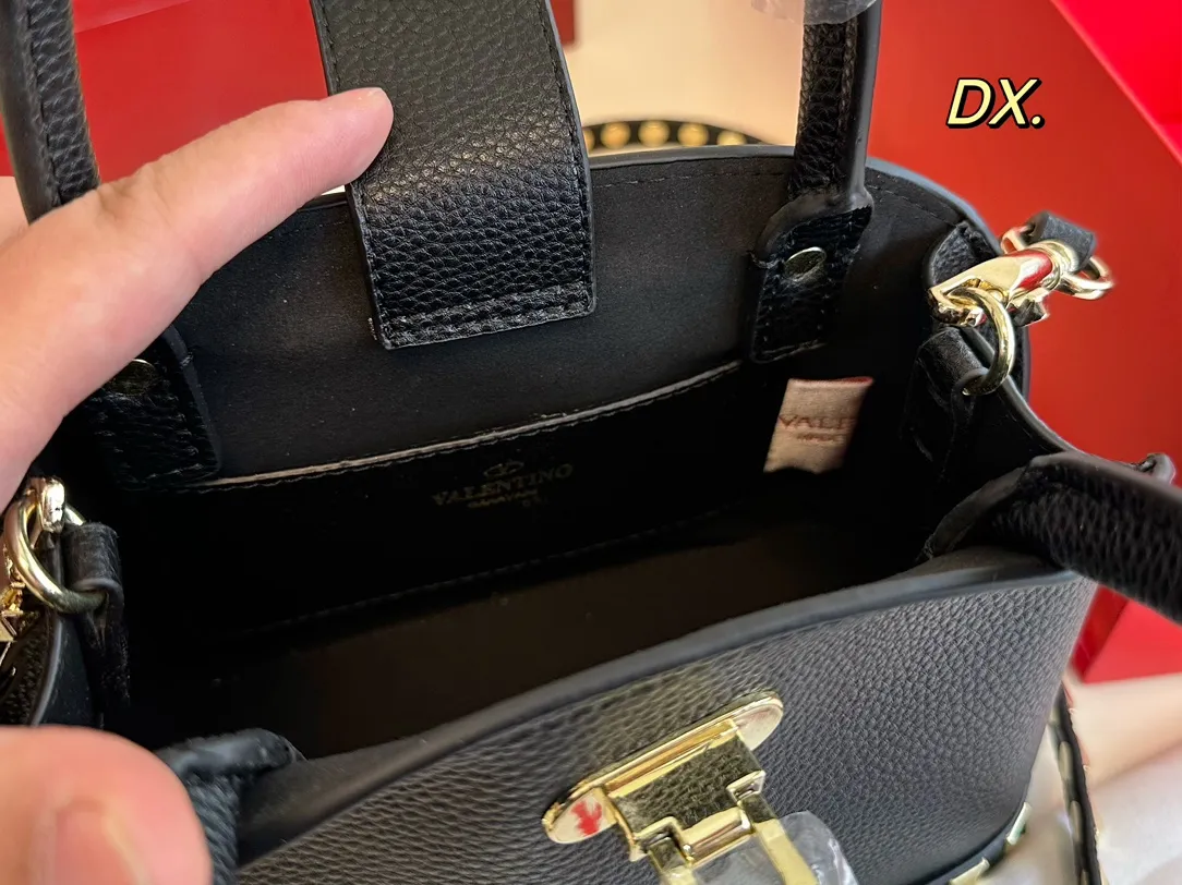 P360 (folding box) size: 21×16 VALENTINO Valentino rivet shell bag ❤️ The classic shell bag style is decorated with rivets ✔️ Good, fashionable and practical at the same time! The rivet decoration on the bottom is so high-end and full of details🈵️ Stable without losing the cool style✅