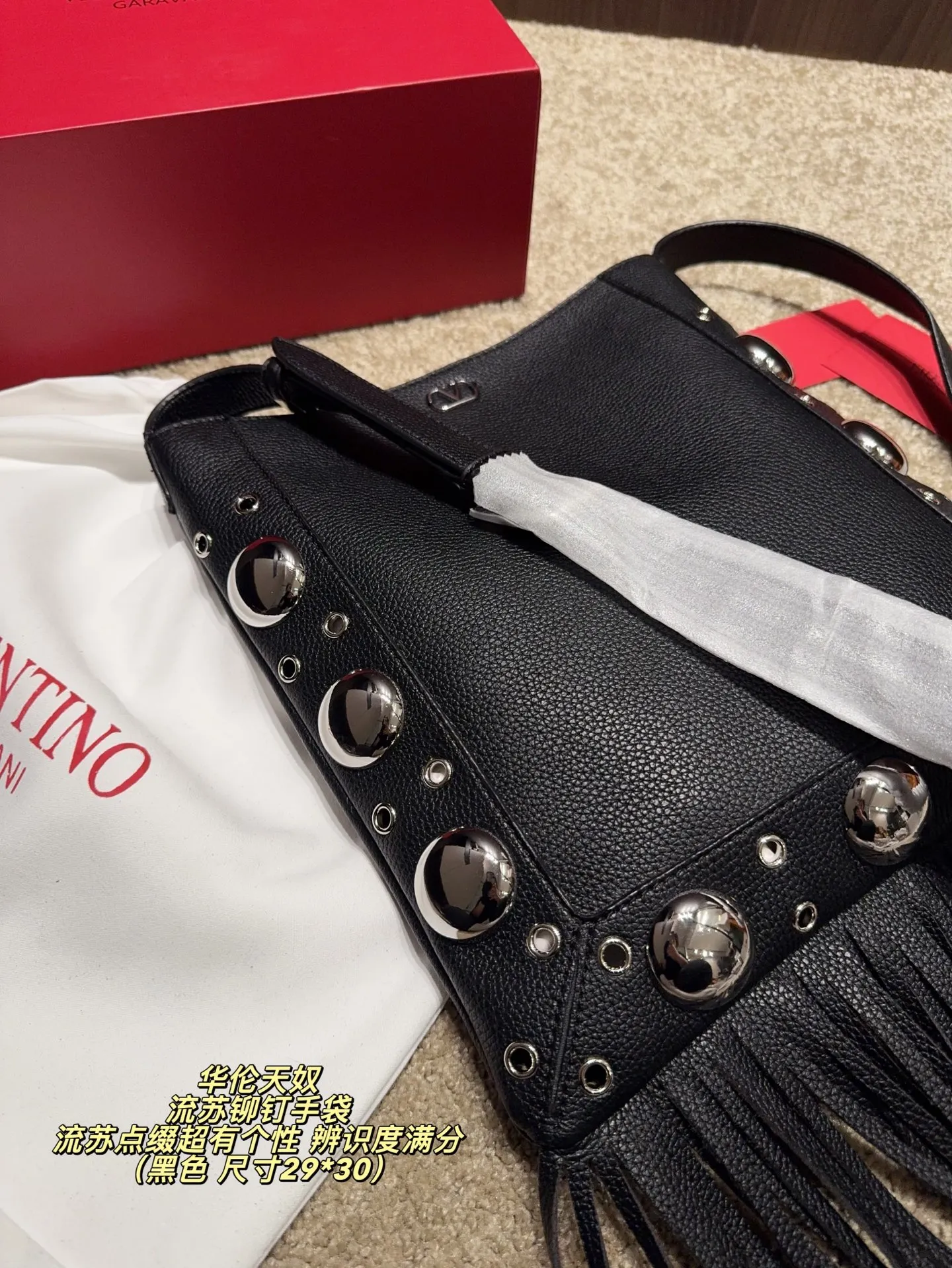 P480 comes with box⚠️Size 29*30 Valentino tassel rivet handbag. The tassel embellishment is super personalized! The V-shaped logo on the front is super classic and highly recognizable. The shoulder strap is adjustable, so it can be carried by hand or carried on the shoulder. It has a large capacity and can hold daily small items for commuting and traveling. The rivets and tassel design make the bag more layered, and it looks great with simple or retro styles. It is practical and fashionable, and can easily enhance the quality of your outfit!