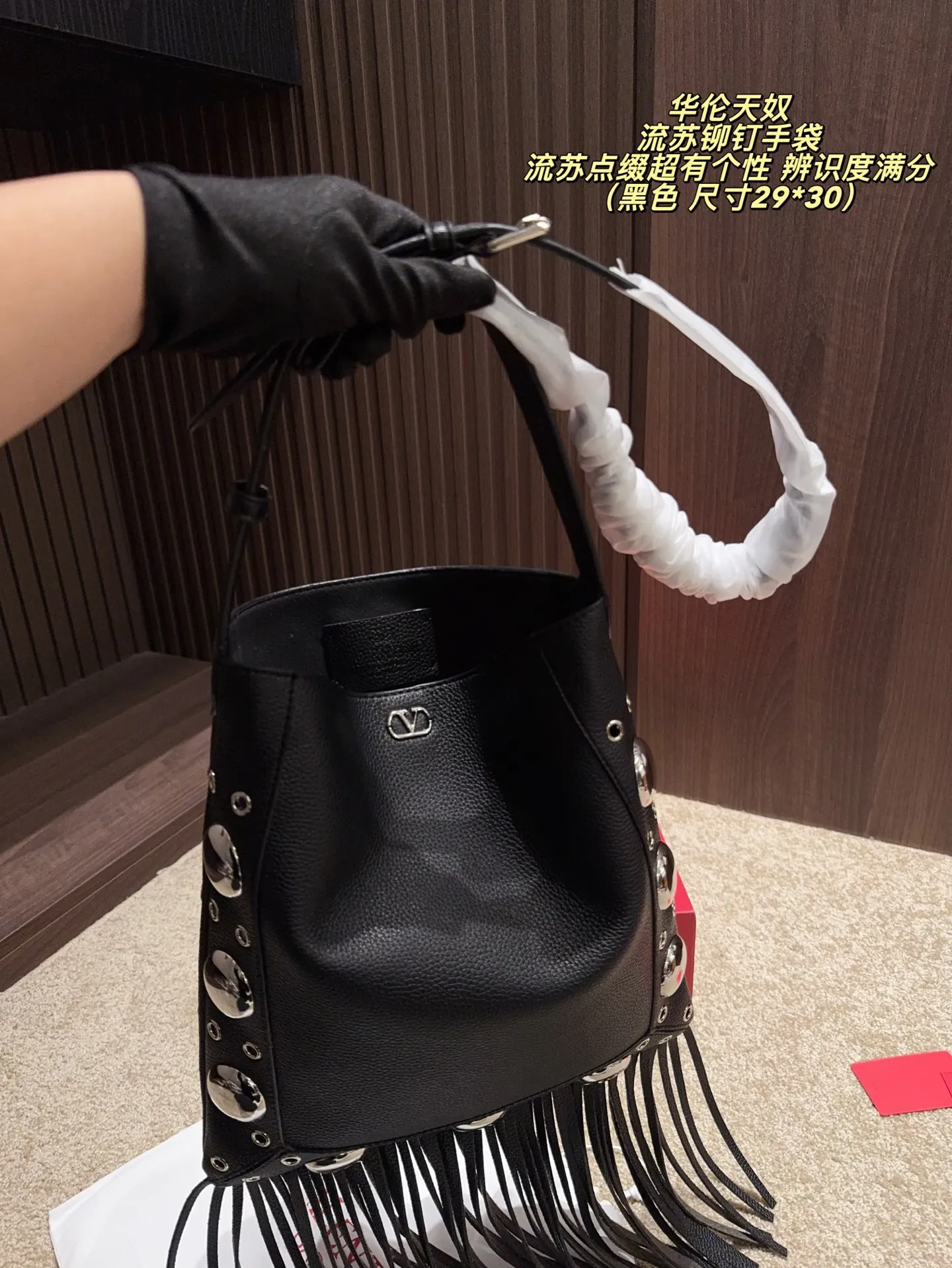 P480 comes with box⚠️Size 29*30 Valentino tassel rivet handbag. The tassel embellishment is super personalized! The V-shaped logo on the front is super classic and highly recognizable. The shoulder strap is adjustable, so it can be carried by hand or carried on the shoulder. It has a large capacity and can hold daily small items for commuting and traveling. The rivets and tassel design make the bag more layered, and it looks great with simple or retro styles. It is practical and fashionable, and can easily enhance the quality of your outfit!