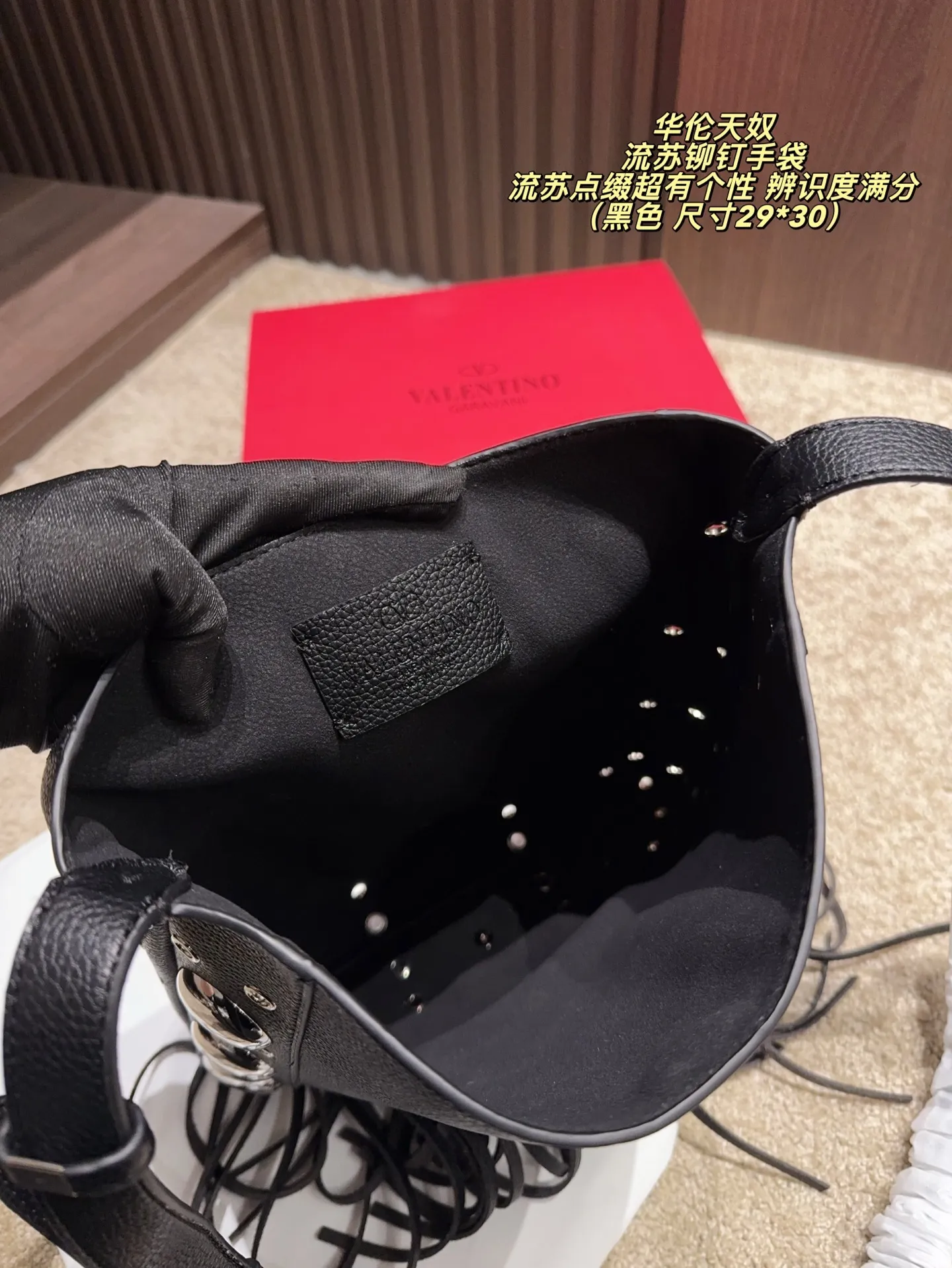 P480 comes with box⚠️Size 29*30 Valentino tassel rivet handbag. The tassel embellishment is super personalized! The V-shaped logo on the front is super classic and highly recognizable. The shoulder strap is adjustable, so it can be carried by hand or carried on the shoulder. It has a large capacity and can hold daily small items for commuting and traveling. The rivets and tassel design make the bag more layered, and it looks great with simple or retro styles. It is practical and fashionable, and can easily enhance the quality of your outfit!
