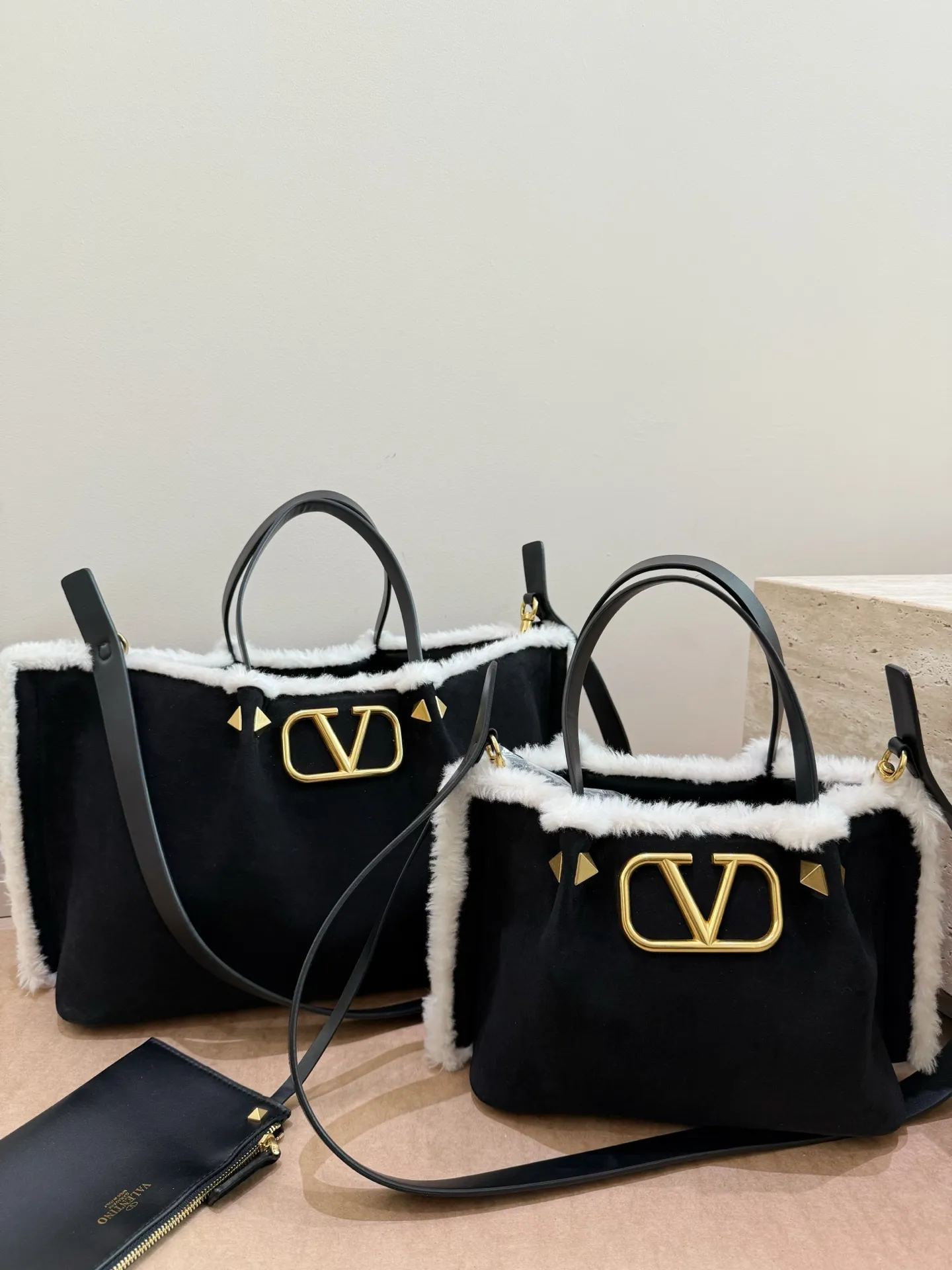 Large size P460 without box, size 37*24 Small size P450 without box, size 25*19 Valentino suede lambswool tote bag has unlimited charm and unleashes your fashion attitude. It has a unique appearance and many cute colors to choose from. It is a fashion item not to be missed. Different from the softness of canvas bags, it creates a free and easy feeling when carried on the body. It is super textured and is loved by fashionistas.