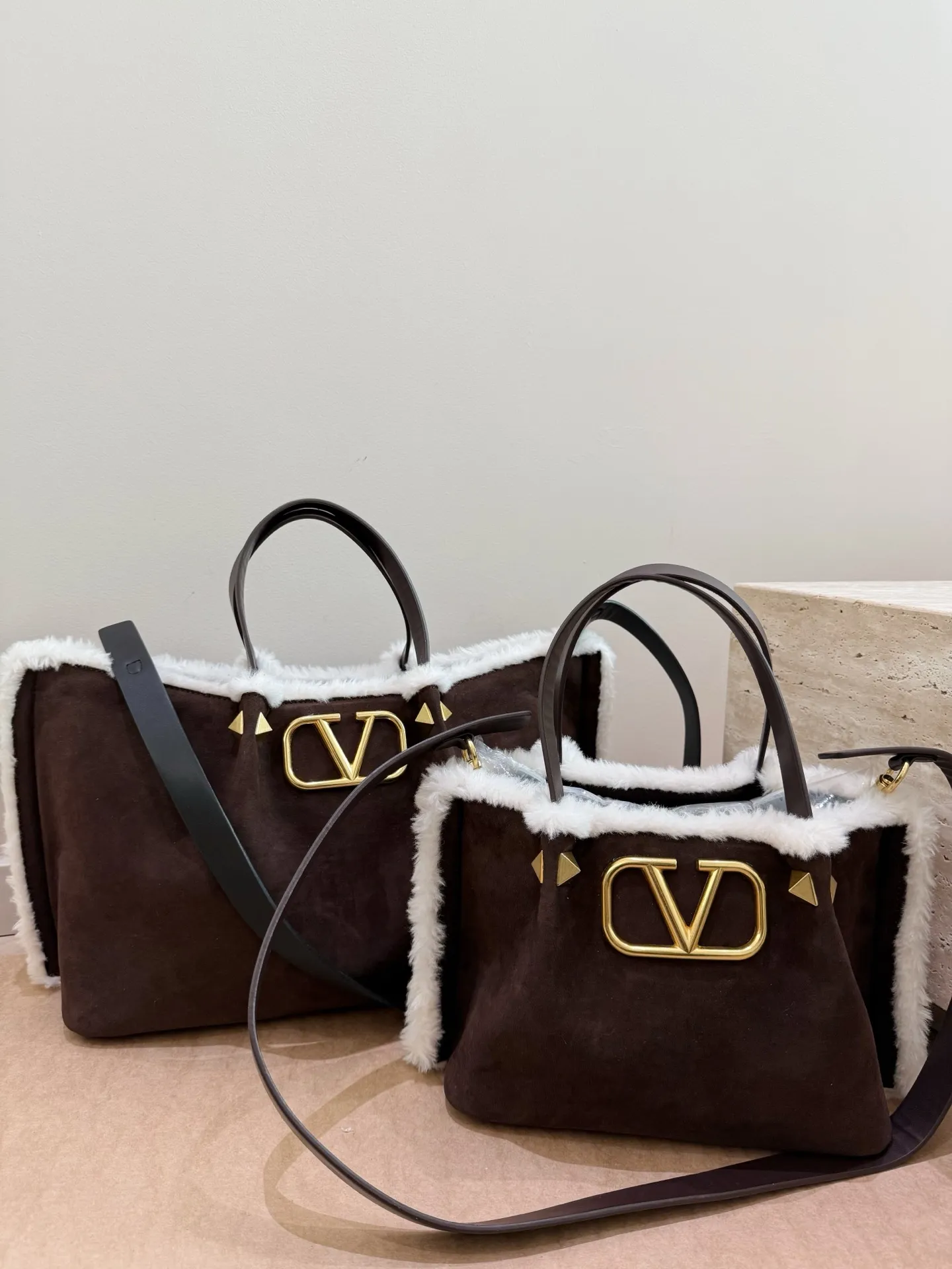 Large size P460 without box, size 37*24 Small size P450 without box, size 25*19 Valentino suede lambswool tote bag has unlimited charm and unleashes your fashion attitude. It has a unique appearance and many cute colors to choose from. It is a fashion item not to be missed. Different from the softness of canvas bags, it creates a free and easy feeling when carried on the body. It is super textured and is loved by fashionistas.