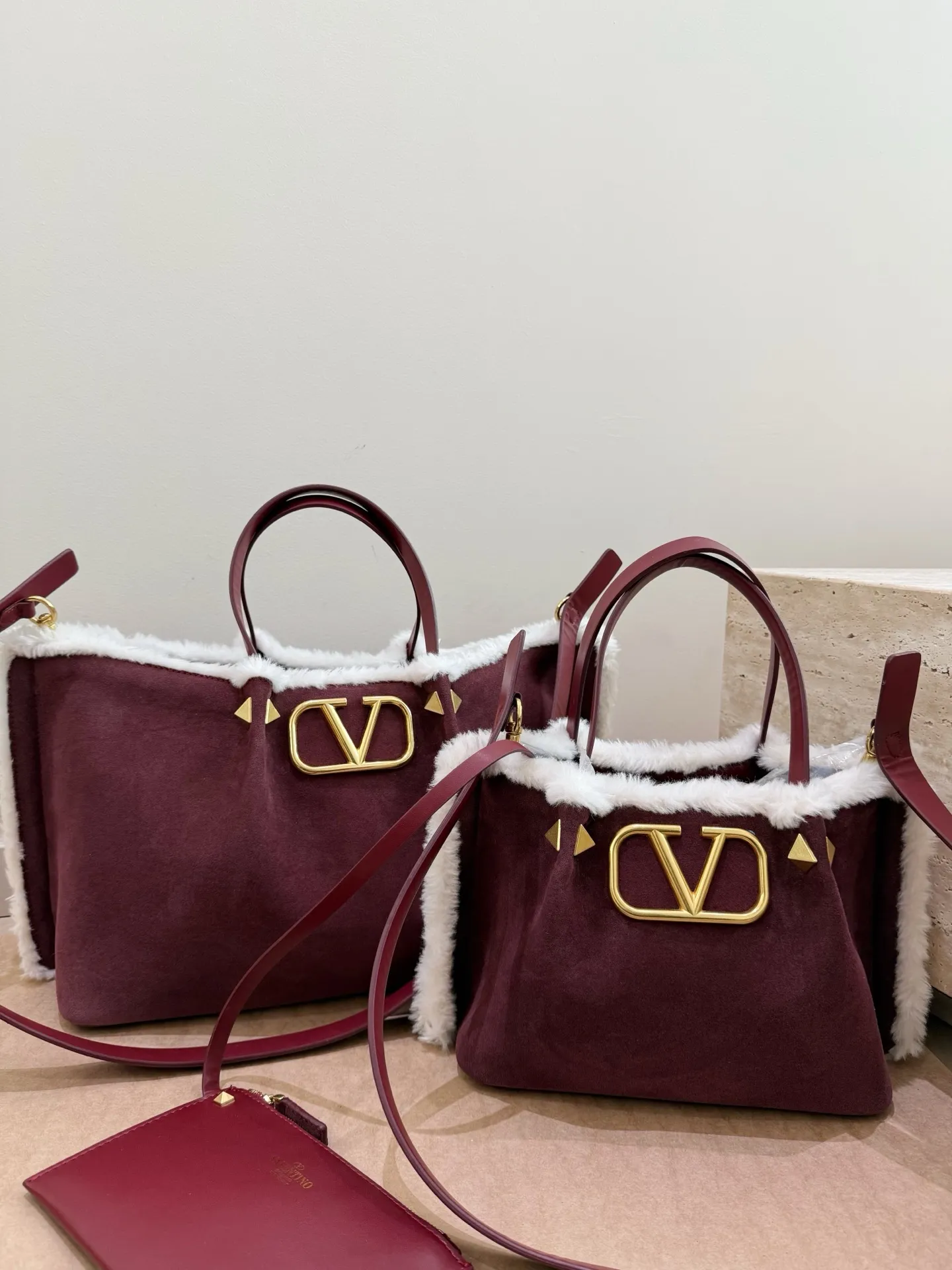 Large size P460 without box, size 37*24 Small size P450 without box, size 25*19 Valentino suede lambswool tote bag has unlimited charm and unleashes your fashion attitude. It has a unique appearance and many cute colors to choose from. It is a fashion item not to be missed. Different from the softness of canvas bags, it creates a free and easy feeling when carried on the body. It is super textured and is loved by fashionistas.
