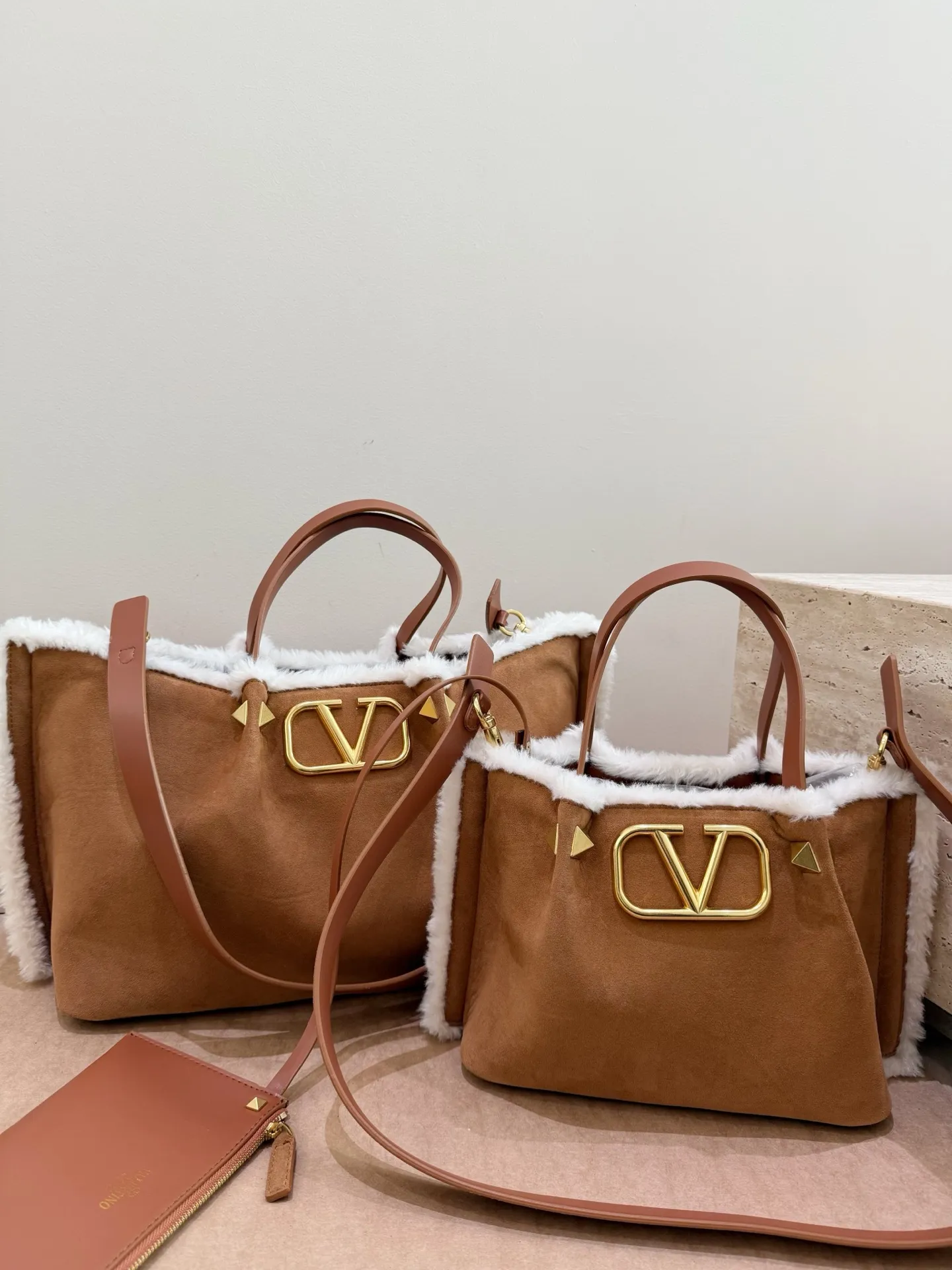 Large size P460 without box, size 37*24 Small size P450 without box, size 25*19 Valentino suede lambswool tote bag has unlimited charm and unleashes your fashion attitude. It has a unique appearance and many cute colors to choose from. It is a fashion item not to be missed. Different from the softness of canvas bags, it creates a free and easy feeling when carried on the body. It is super textured and is loved by fashionistas.