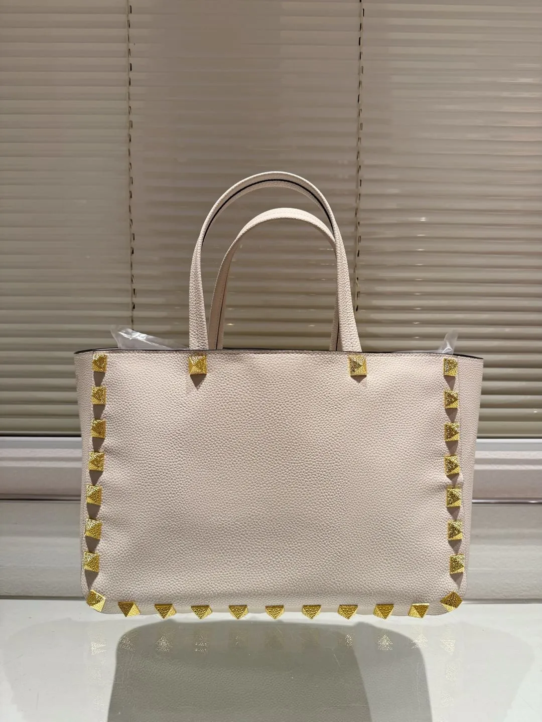P560 cowhide Valentino VALENTINO women's tote bag Valentino Letter Bag Letter bag from Valentino. The new season has just arrived. Size 39.25