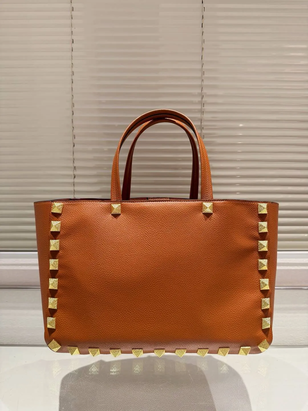 P560 cowhide Valentino VALENTINO women's tote bag Valentino Letter Bag Letter bag from Valentino. The new season has just arrived. Size 39.25