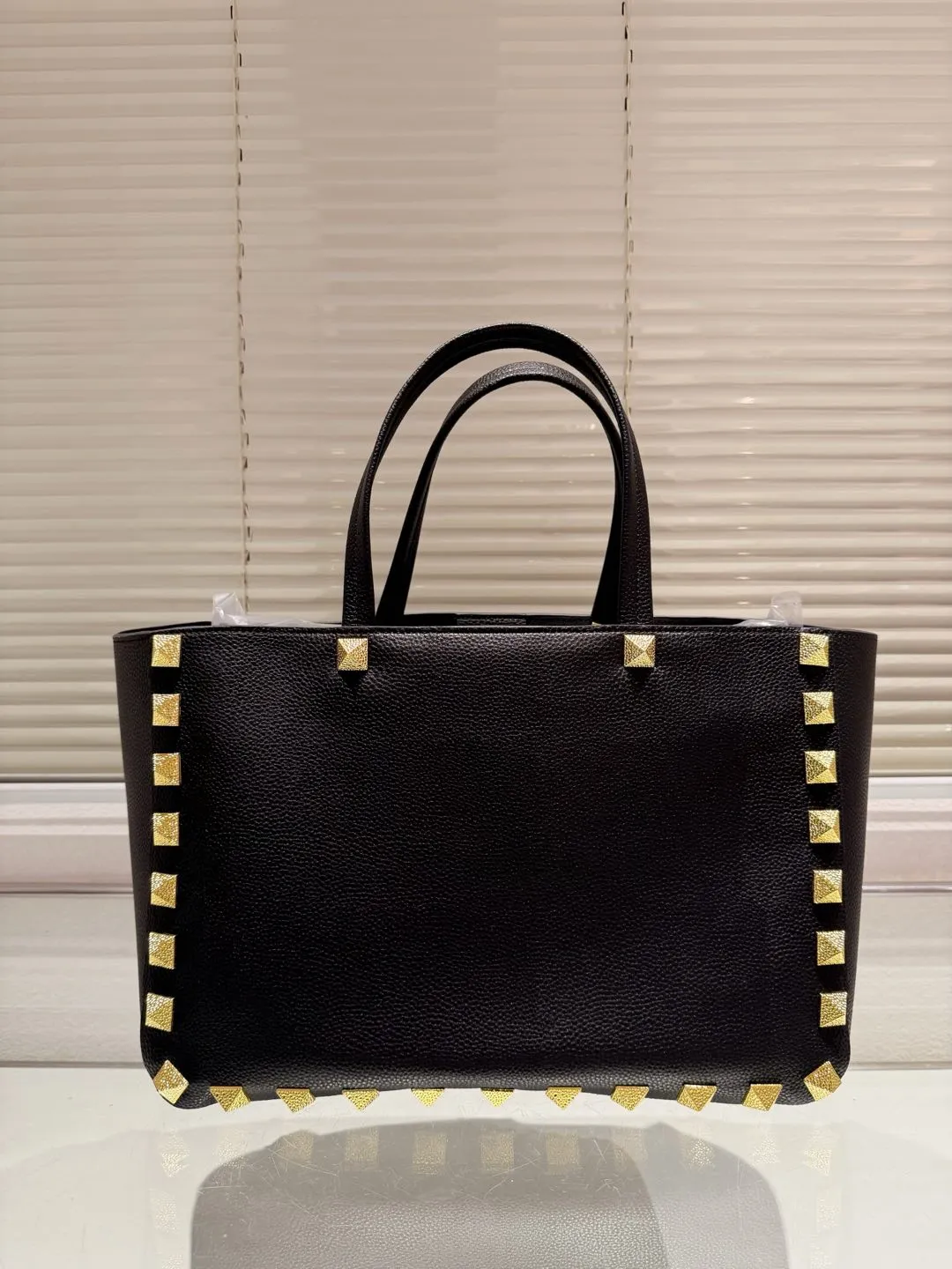 P560 cowhide Valentino VALENTINO women's tote bag Valentino Letter Bag Letter bag from Valentino. The new season has just arrived. Size 39.25