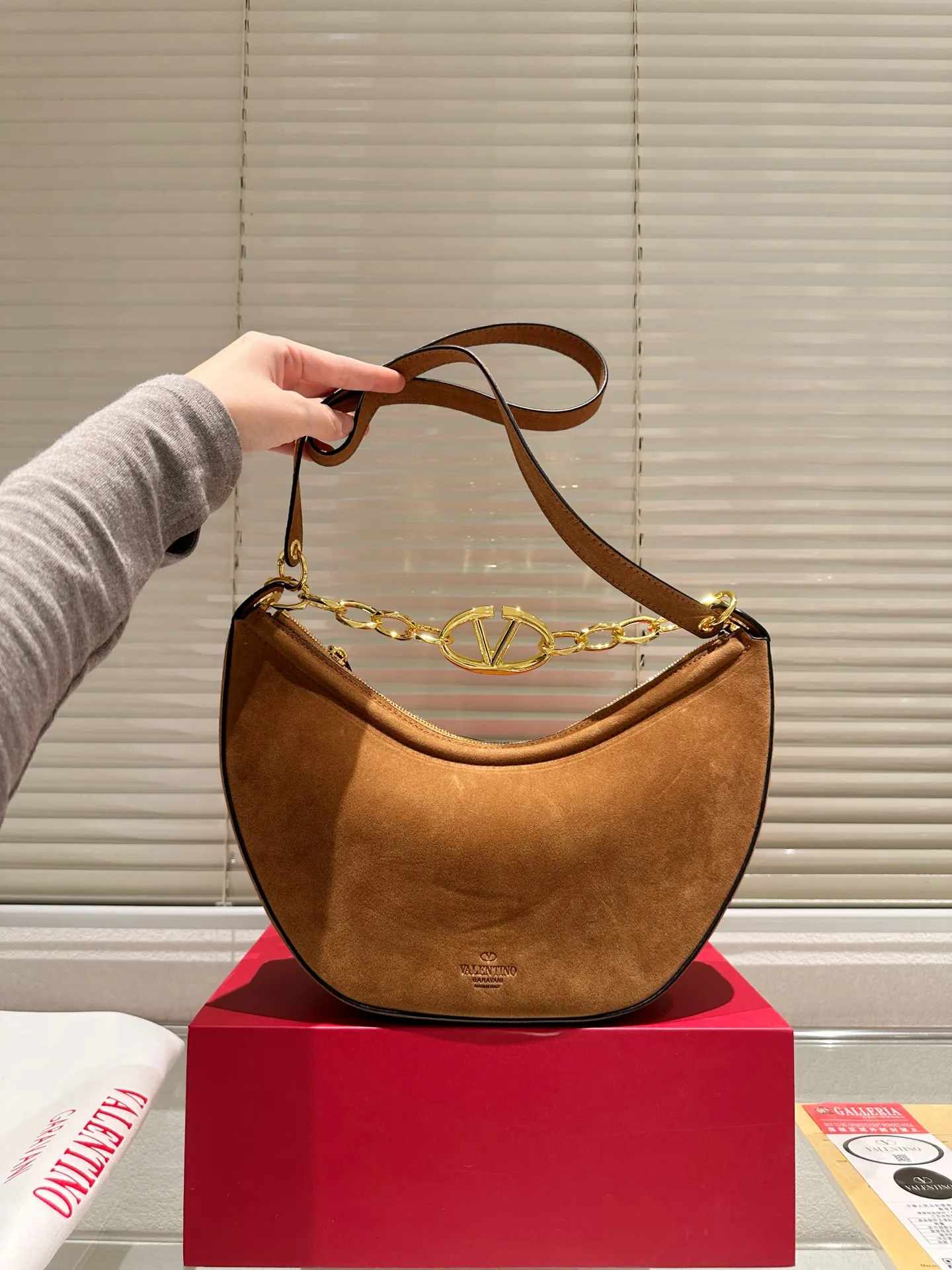 P400 comes with box suede size: 30 15cm Valentino new product! Who can resist this style? It’s totally okay to wear in spring, summer, autumn and winter~