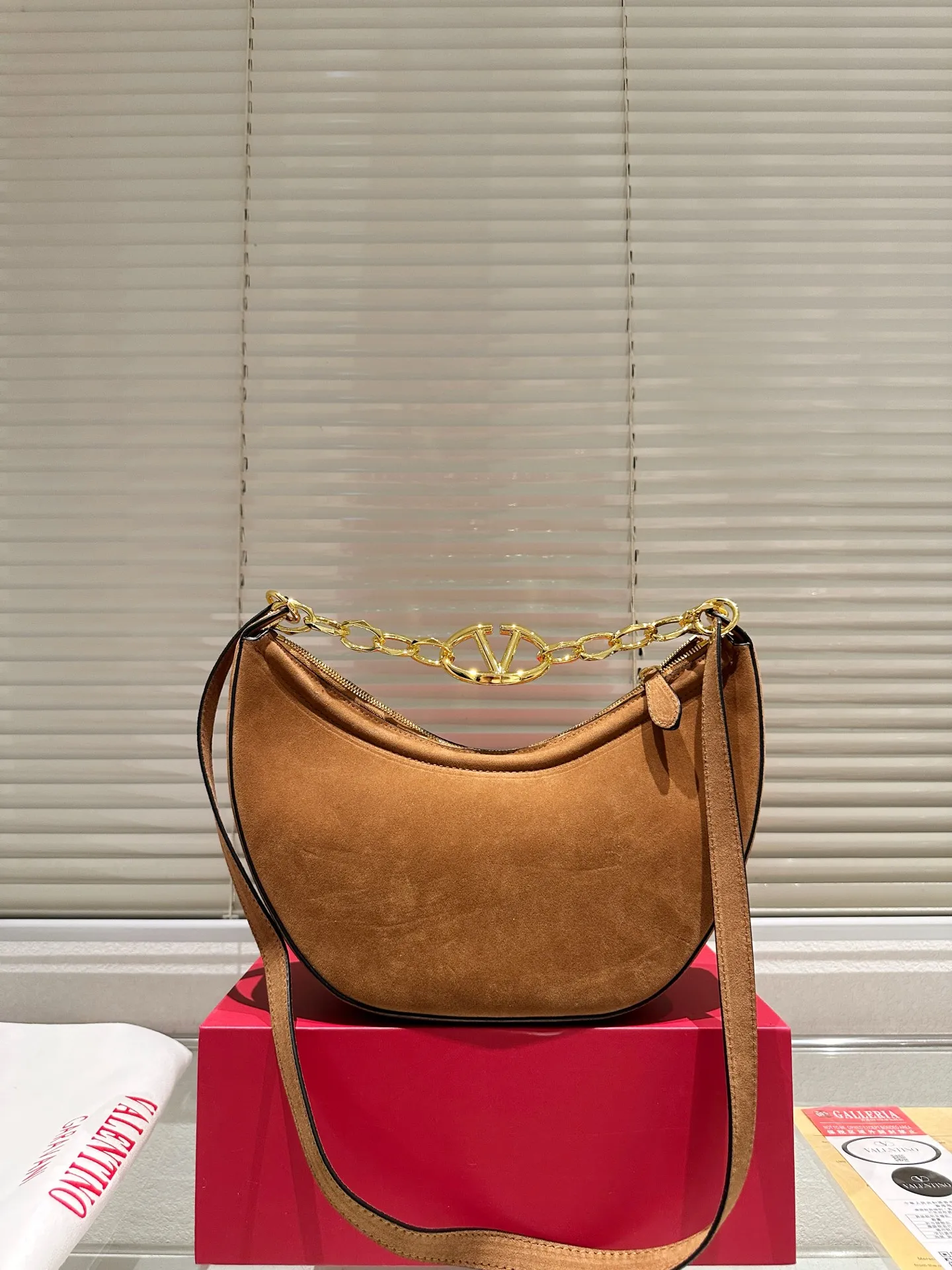 P400 comes with box suede size: 30 15cm Valentino new product! Who can resist this style? It’s totally okay to wear in spring, summer, autumn and winter~
