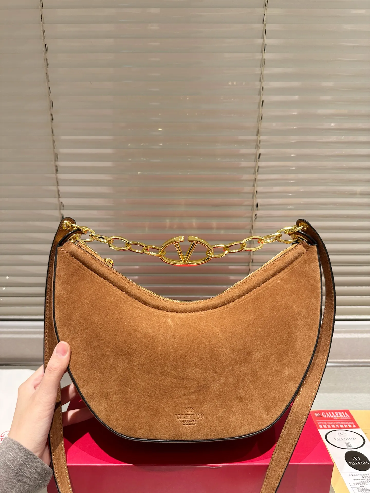 P400 comes with box suede size: 30 15cm Valentino new product! Who can resist this style? It’s totally okay to wear in spring, summer, autumn and winter~