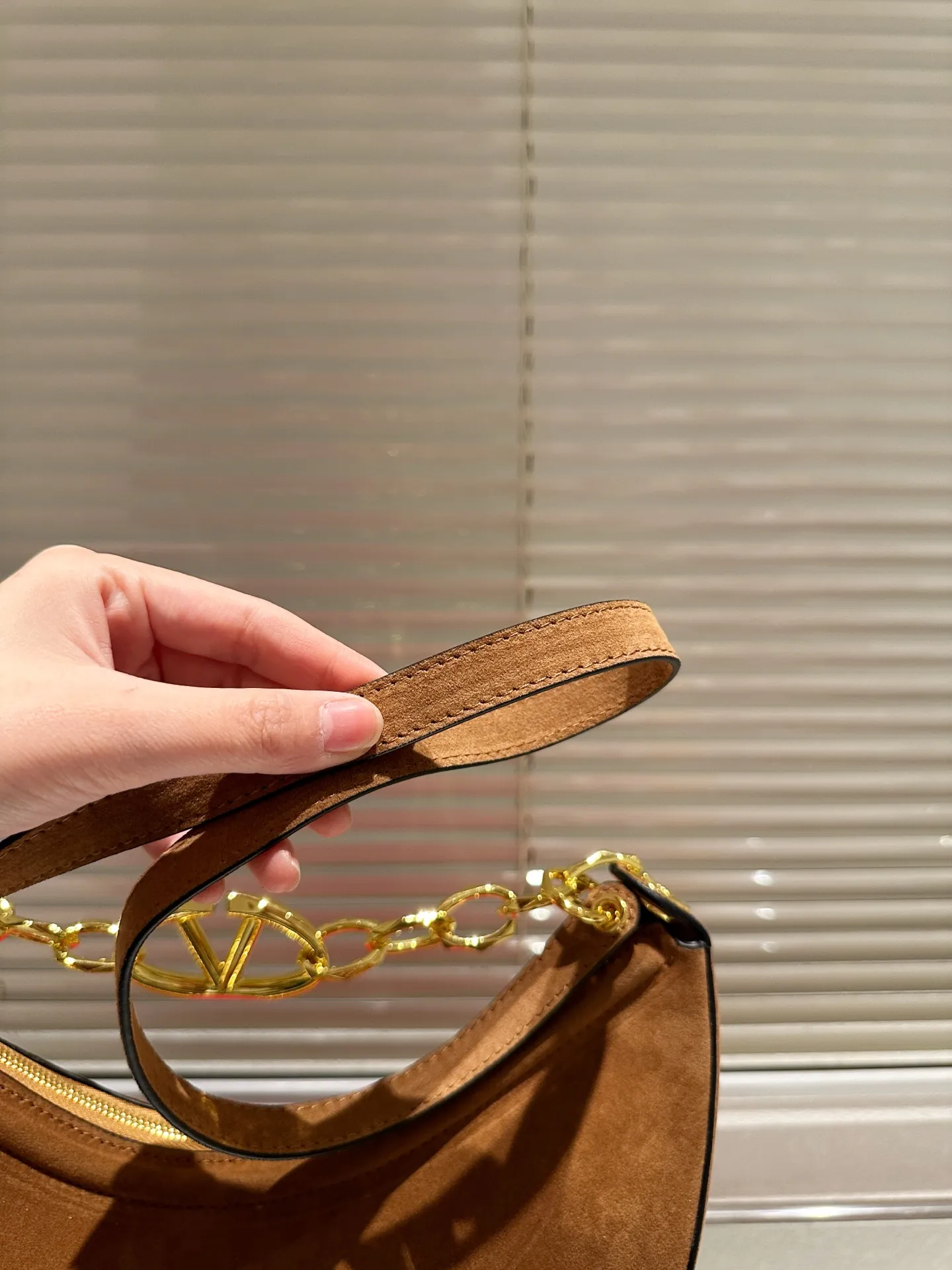 P400 comes with box suede size: 30 15cm Valentino new product! Who can resist this style? It’s totally okay to wear in spring, summer, autumn and winter~