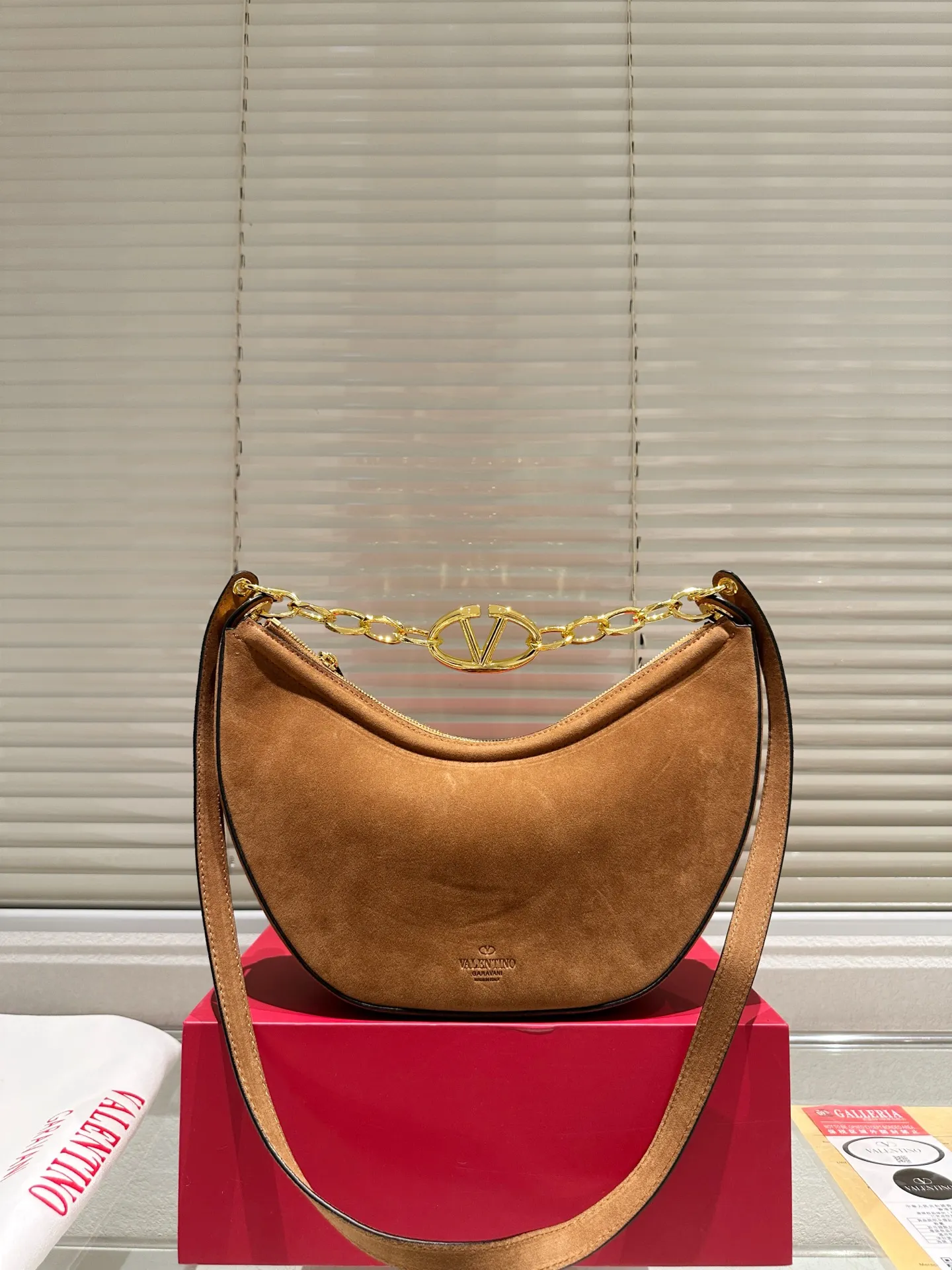 P400 comes with box suede size: 30 15cm Valentino new product! Who can resist this style? It’s totally okay to wear in spring, summer, autumn and winter~