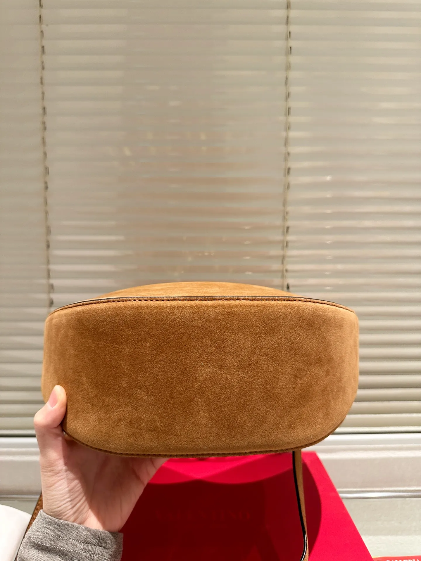 P400 comes with box suede size: 30 15cm Valentino new product! Who can resist this style? It’s totally okay to wear in spring, summer, autumn and winter~