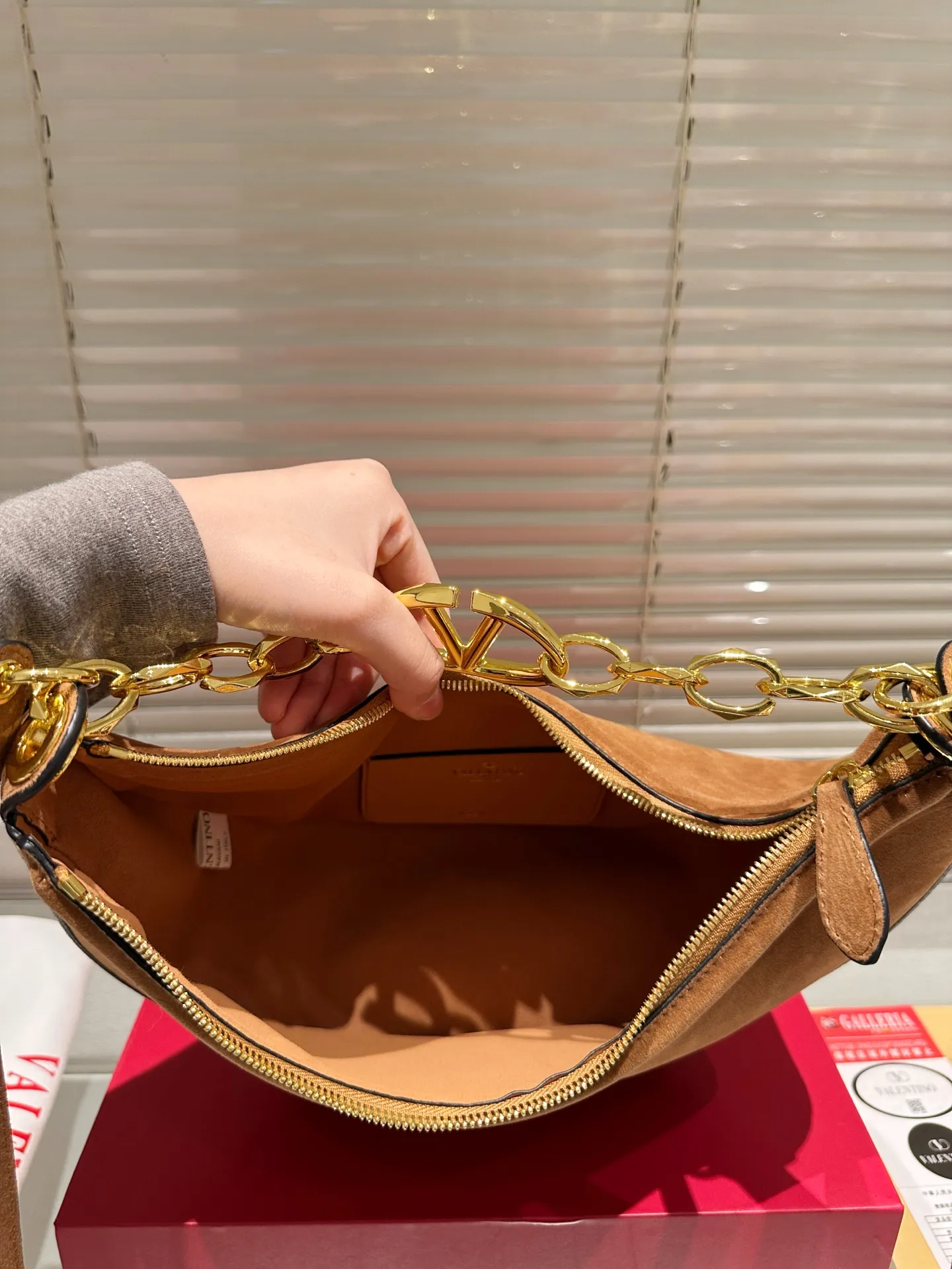 P400 comes with box suede size: 30 15cm Valentino new product! Who can resist this style? It’s totally okay to wear in spring, summer, autumn and winter~