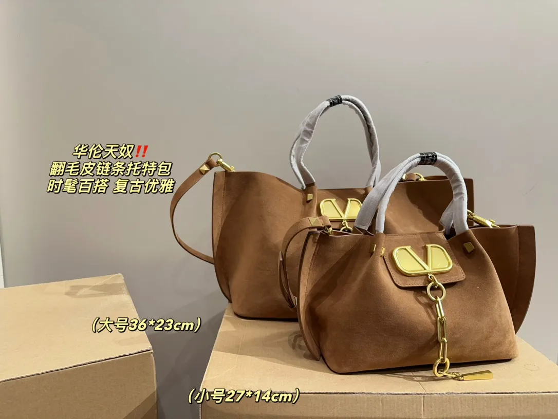 Large size P410⚠️Size 36.23 Small size P380⚠️Size 27.14 Valentino suede chain tote bag, fashionable and easy to match. It doesn’t look old-fashioned and goes well with Dandan’s beauty and temperament. The bonus is so high~ I love this calmness and elegance.