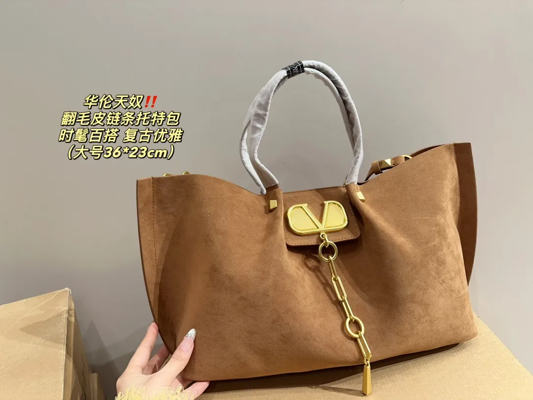 Large size P410⚠️Size 36.23 Small size P380⚠️Size 27.14 Valentino suede chain tote bag, fashionable and easy to match. It doesn’t look old-fashioned and goes well with Dandan’s beauty and temperament. The bonus is so high~ I love this calmness and elegance.