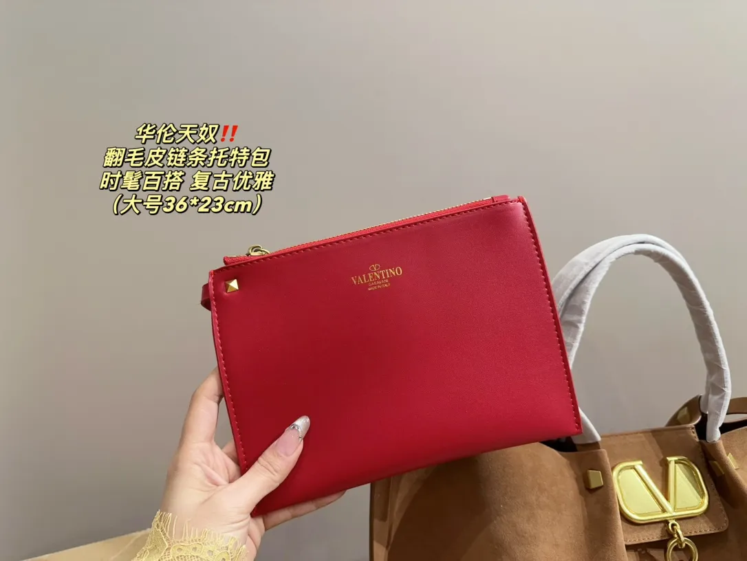 Large size P410⚠️Size 36.23 Small size P380⚠️Size 27.14 Valentino suede chain tote bag, fashionable and easy to match. It doesn’t look old-fashioned and goes well with Dandan’s beauty and temperament. The bonus is so high~ I love this calmness and elegance.