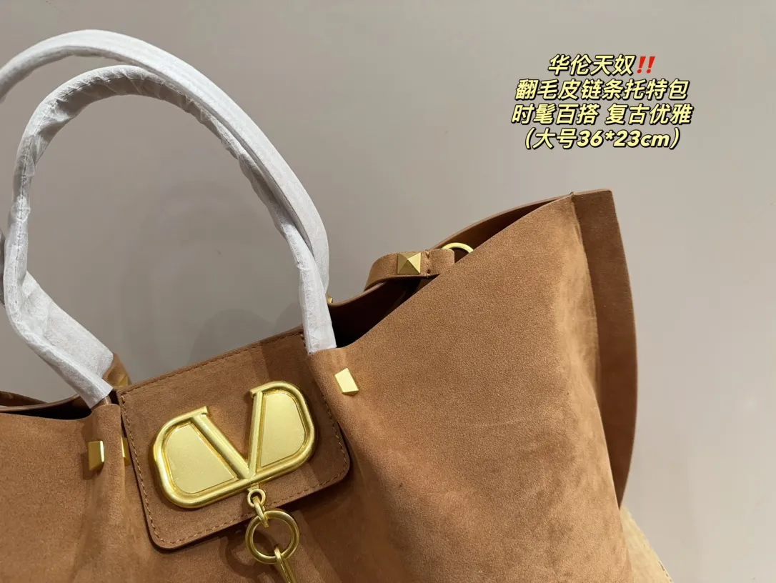 Large size P410⚠️Size 36.23 Small size P380⚠️Size 27.14 Valentino suede chain tote bag, fashionable and easy to match. It doesn’t look old-fashioned and goes well with Dandan’s beauty and temperament. The bonus is so high~ I love this calmness and elegance.