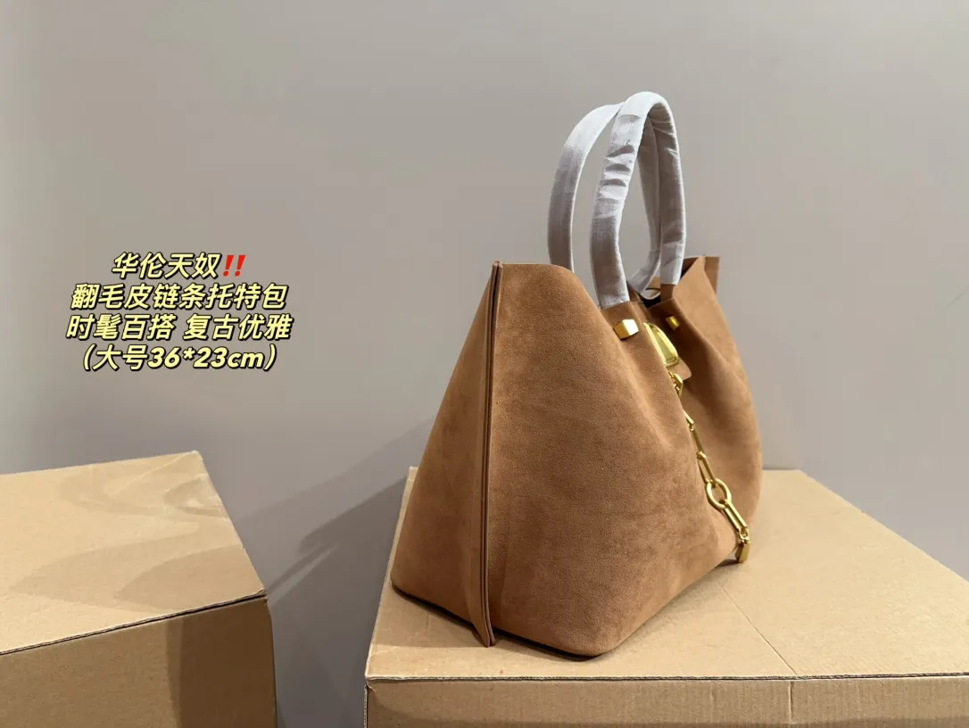 Large size P410⚠️Size 36.23 Small size P380⚠️Size 27.14 Valentino suede chain tote bag, fashionable and easy to match. It doesn’t look old-fashioned and goes well with Dandan’s beauty and temperament. The bonus is so high~ I love this calmness and elegance.