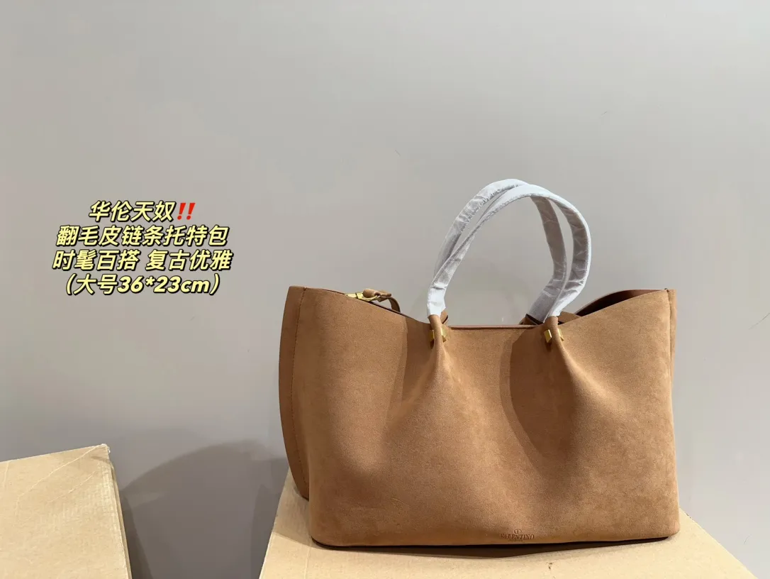 Large size P410⚠️Size 36.23 Small size P380⚠️Size 27.14 Valentino suede chain tote bag, fashionable and easy to match. It doesn’t look old-fashioned and goes well with Dandan’s beauty and temperament. The bonus is so high~ I love this calmness and elegance.