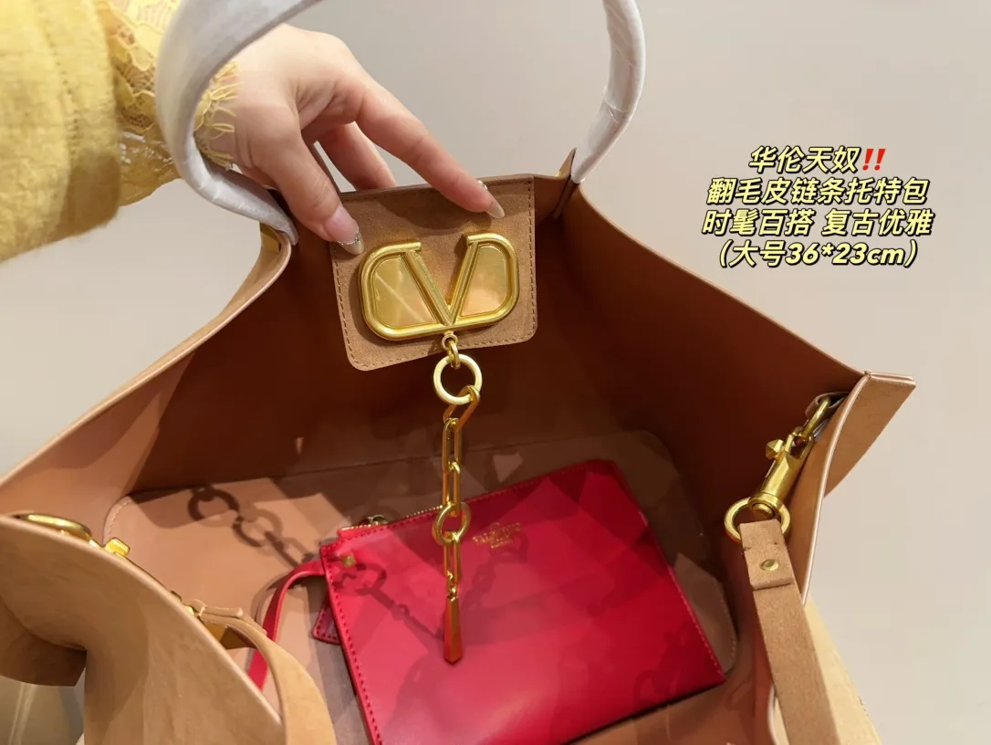 Large size P410⚠️Size 36.23 Small size P380⚠️Size 27.14 Valentino suede chain tote bag, fashionable and easy to match. It doesn’t look old-fashioned and goes well with Dandan’s beauty and temperament. The bonus is so high~ I love this calmness and elegance.