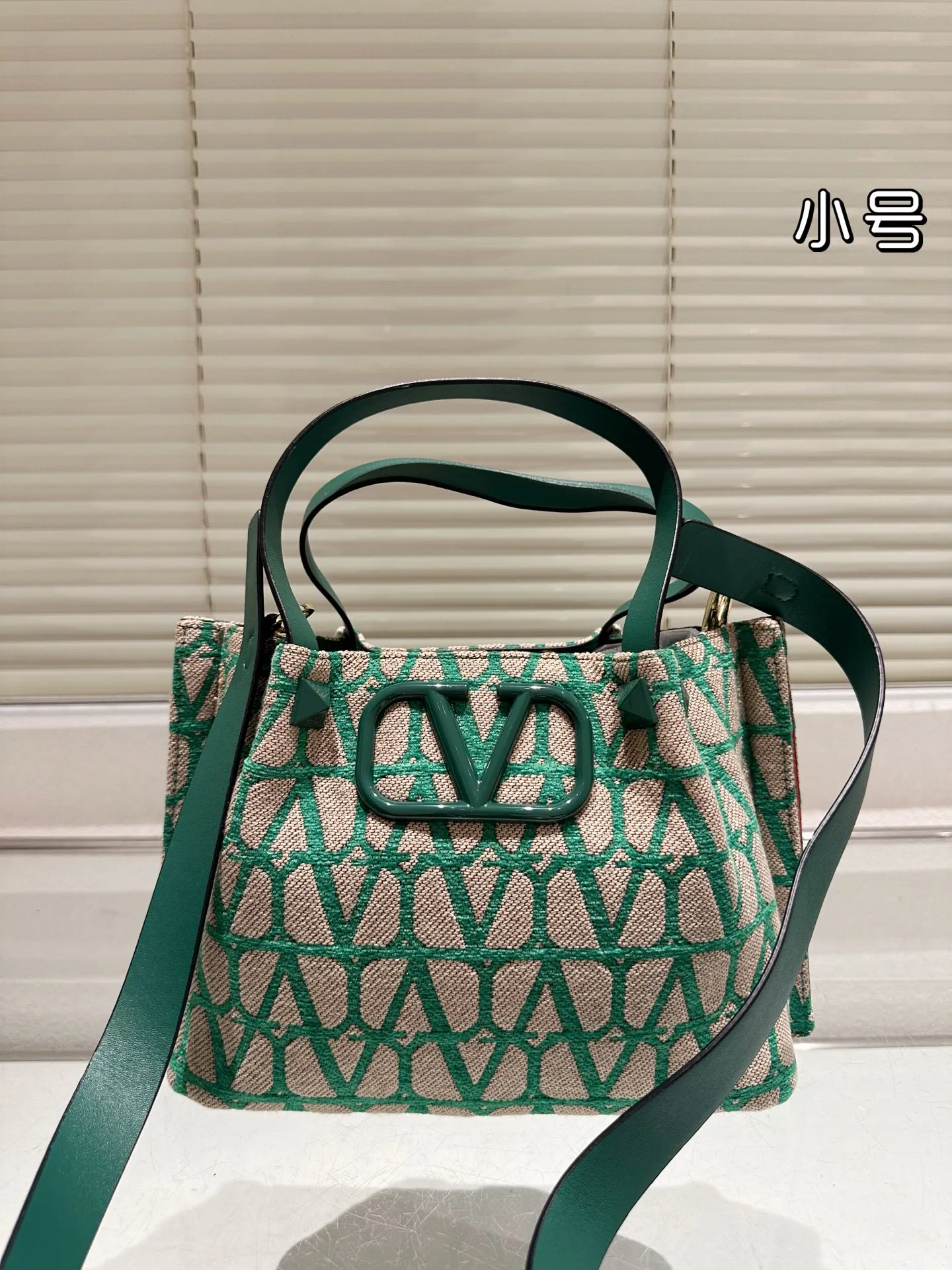 P380⚠️Size 25.16 Valentino handbag can be worn cross-body. It has a retro feel. It is high-end yet elegant. It has a great sense of atmosphere. It can be worn for commuting, leisure and dating.