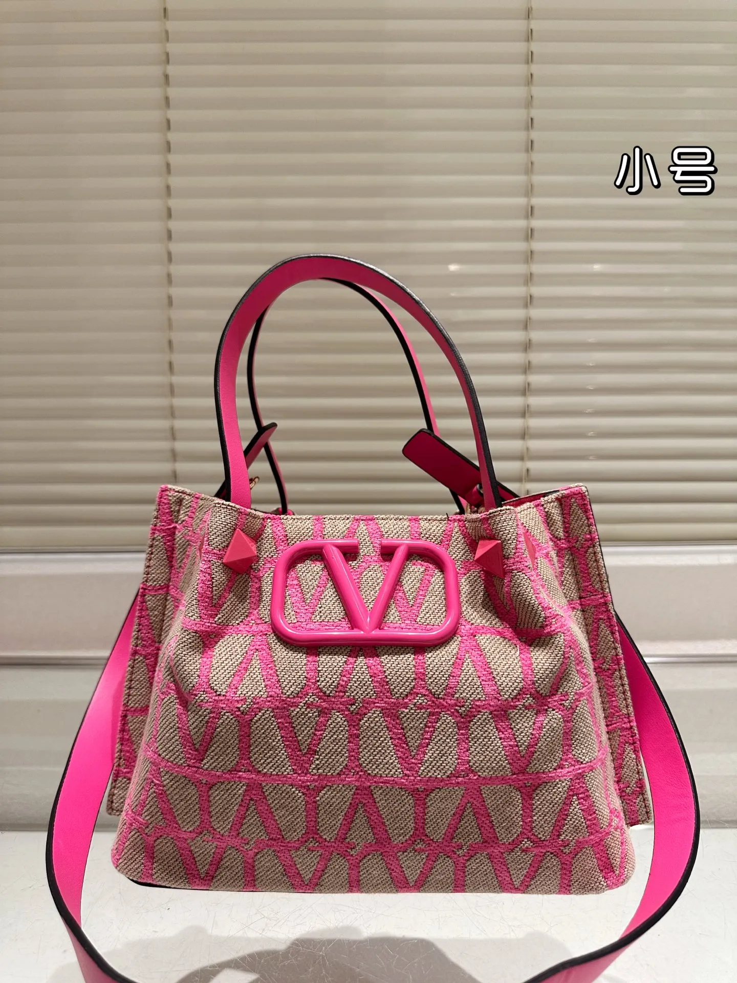 P380⚠️Size 25.16 Valentino handbag can be worn cross-body. It has a retro feel. It is high-end yet elegant. It has a great sense of atmosphere. It can be worn for commuting, leisure and dating.