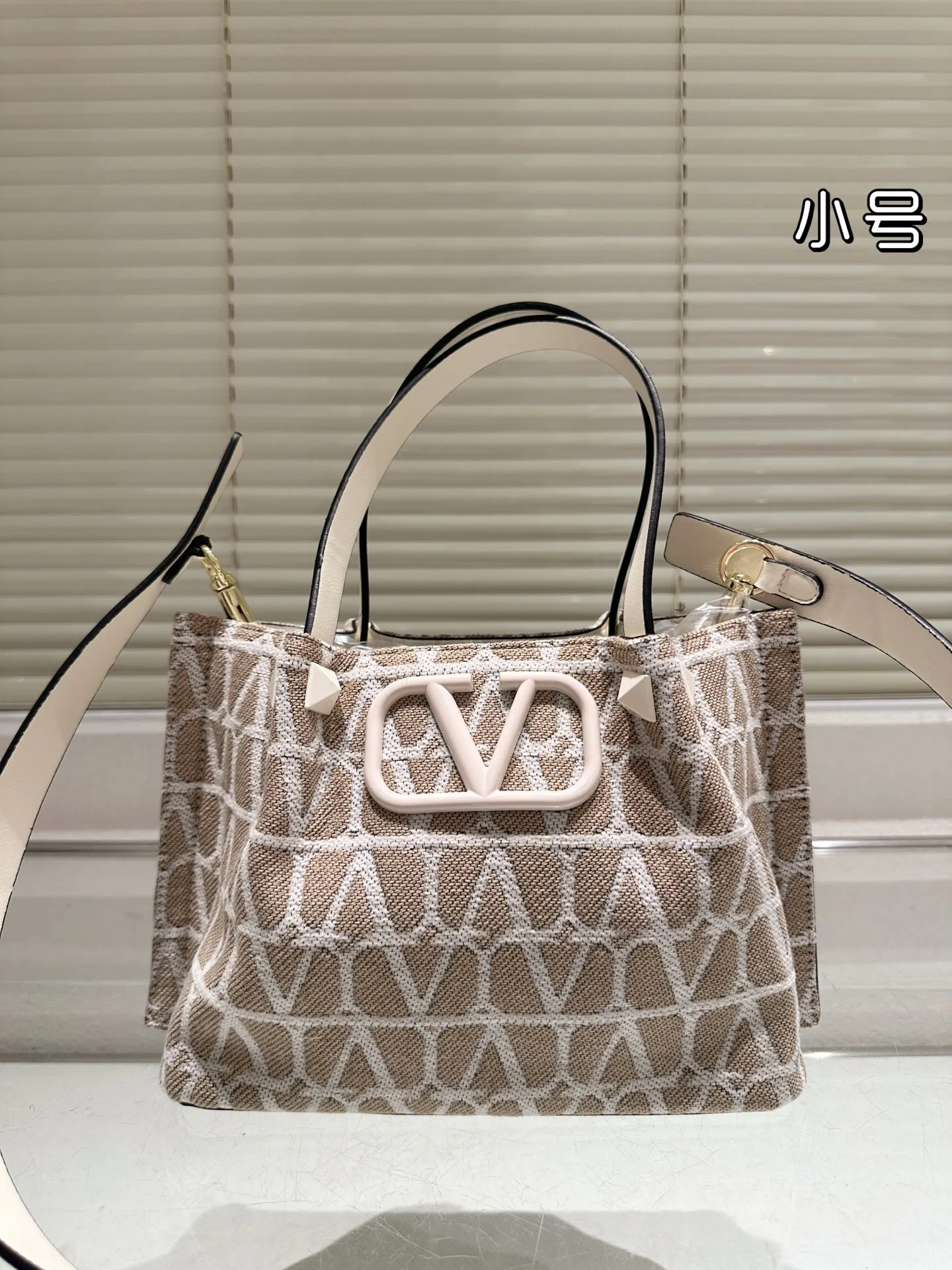 P380⚠️Size 25.16 Valentino handbag can be worn cross-body. It has a retro feel. It is high-end yet elegant. It has a great sense of atmosphere. It can be worn for commuting, leisure and dating.
