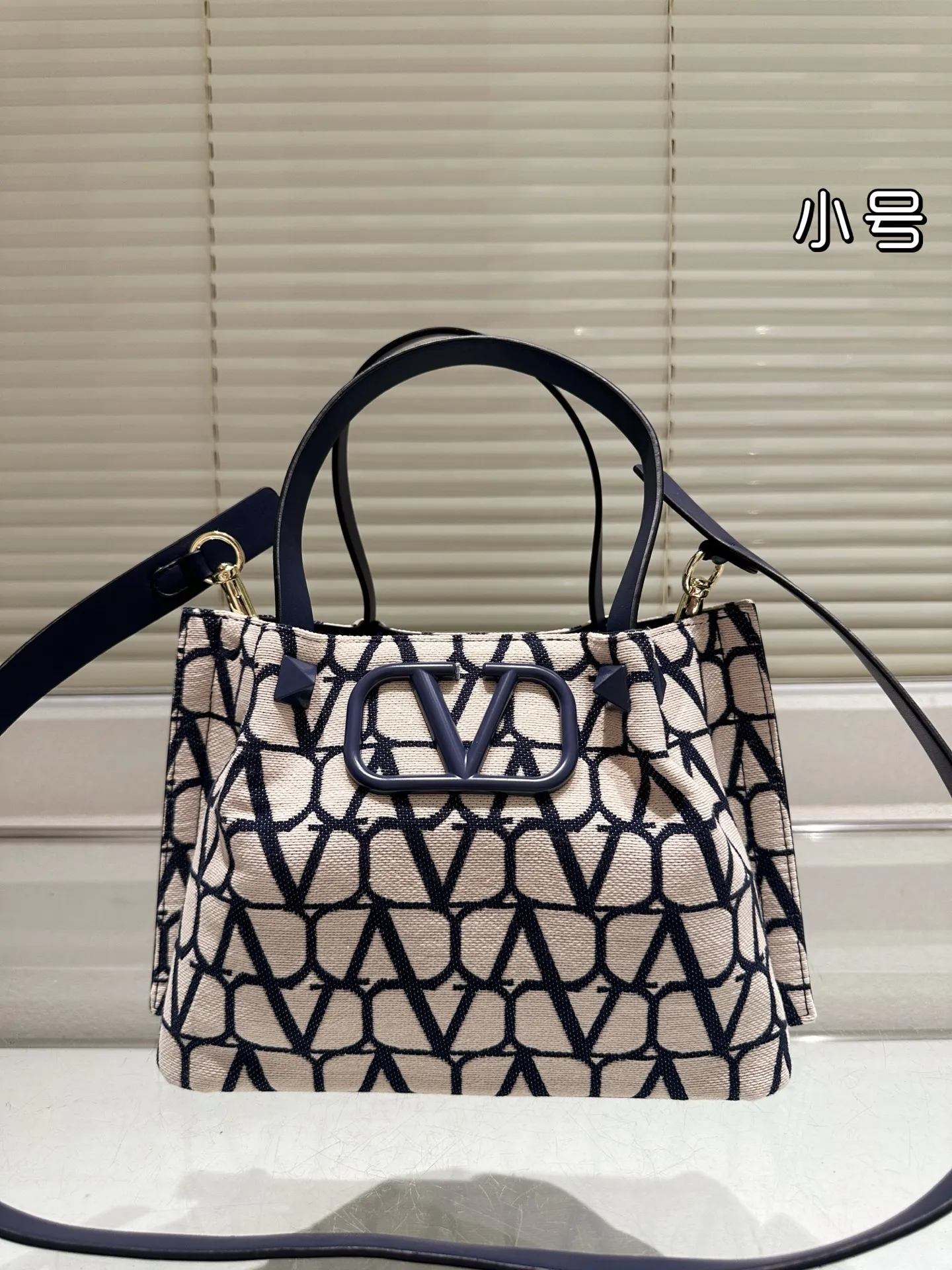 P380⚠️Size 25.16 Valentino handbag can be worn cross-body. It has a retro feel. It is high-end yet elegant. It has a great sense of atmosphere. It can be worn for commuting, leisure and dating.