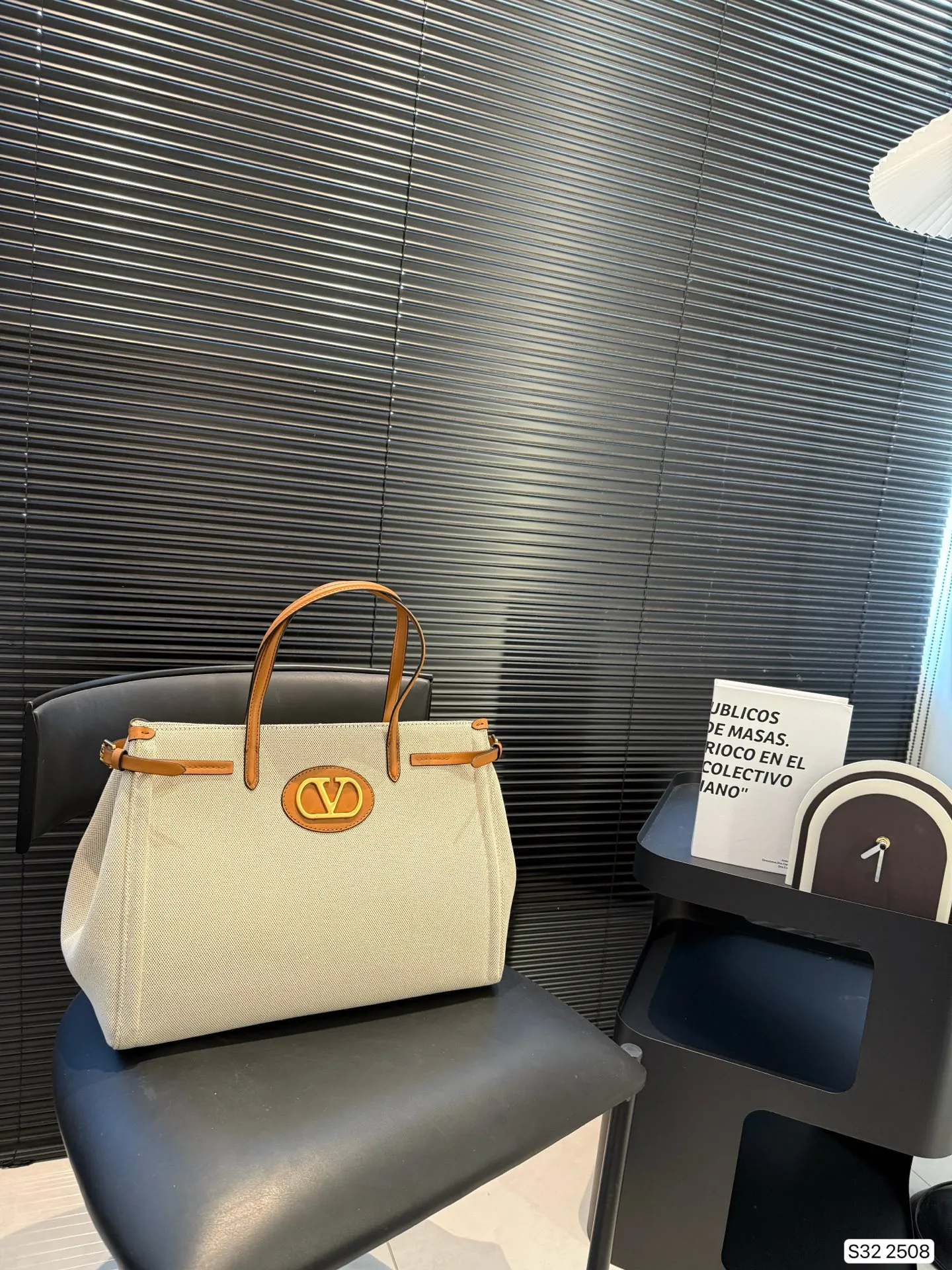 P420 Valentino Tote Bag has unlimited charm and unleashes your fashion attitude. It has a unique appearance and comes in many cute colors. It is a fashion item that cannot be missed. It is different from the softness of canvas bags. It gives a free and easy feeling when carried on the body. It is super textured and is loved by fashionistas. Size 35 27 Item No. 2508