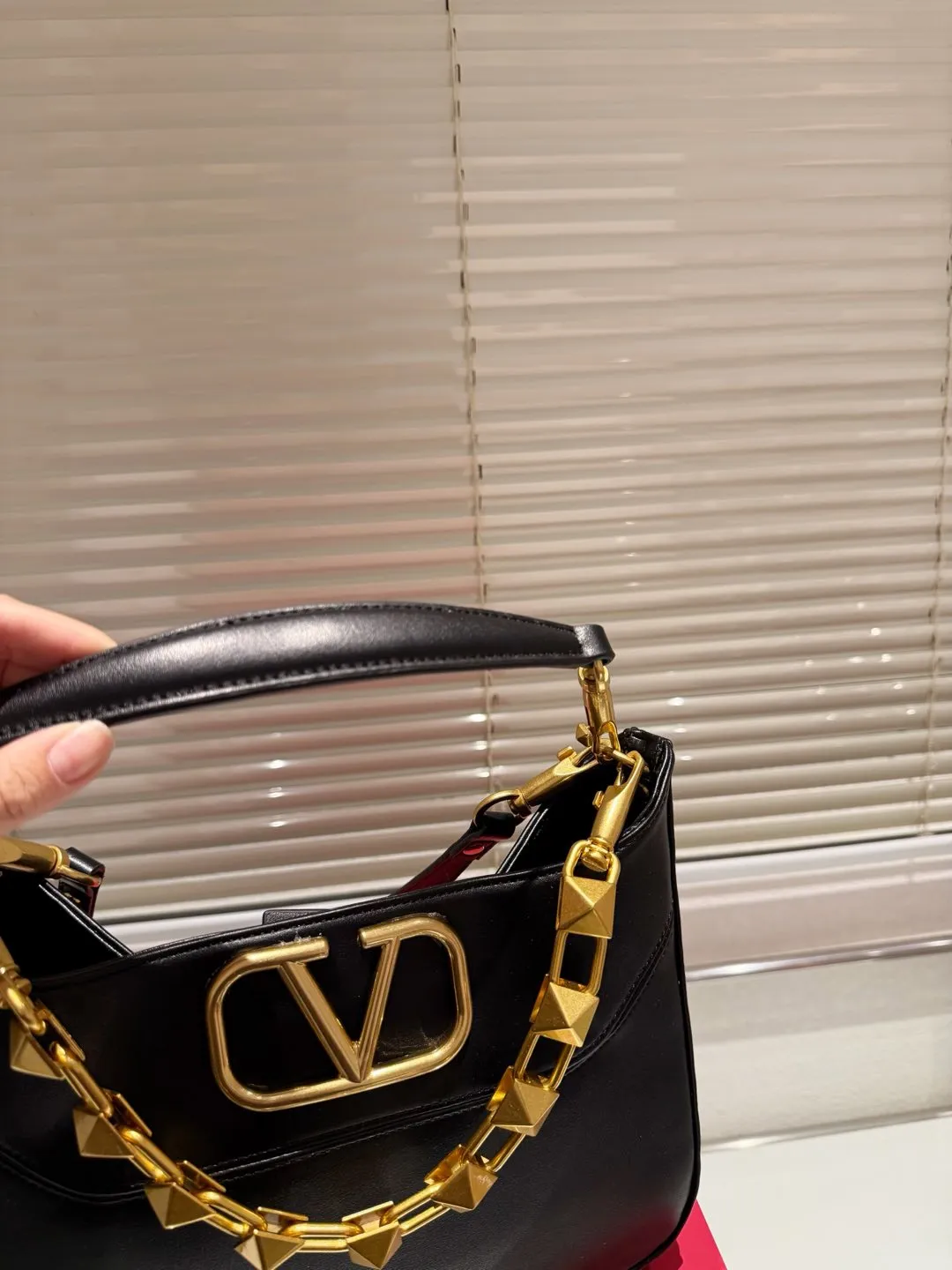 P400 Comes with box ⚠️Size 28.22 Valentino VSLING handbag Unlocks fashion charm Can be salty or sweet The most beautiful girl on the street