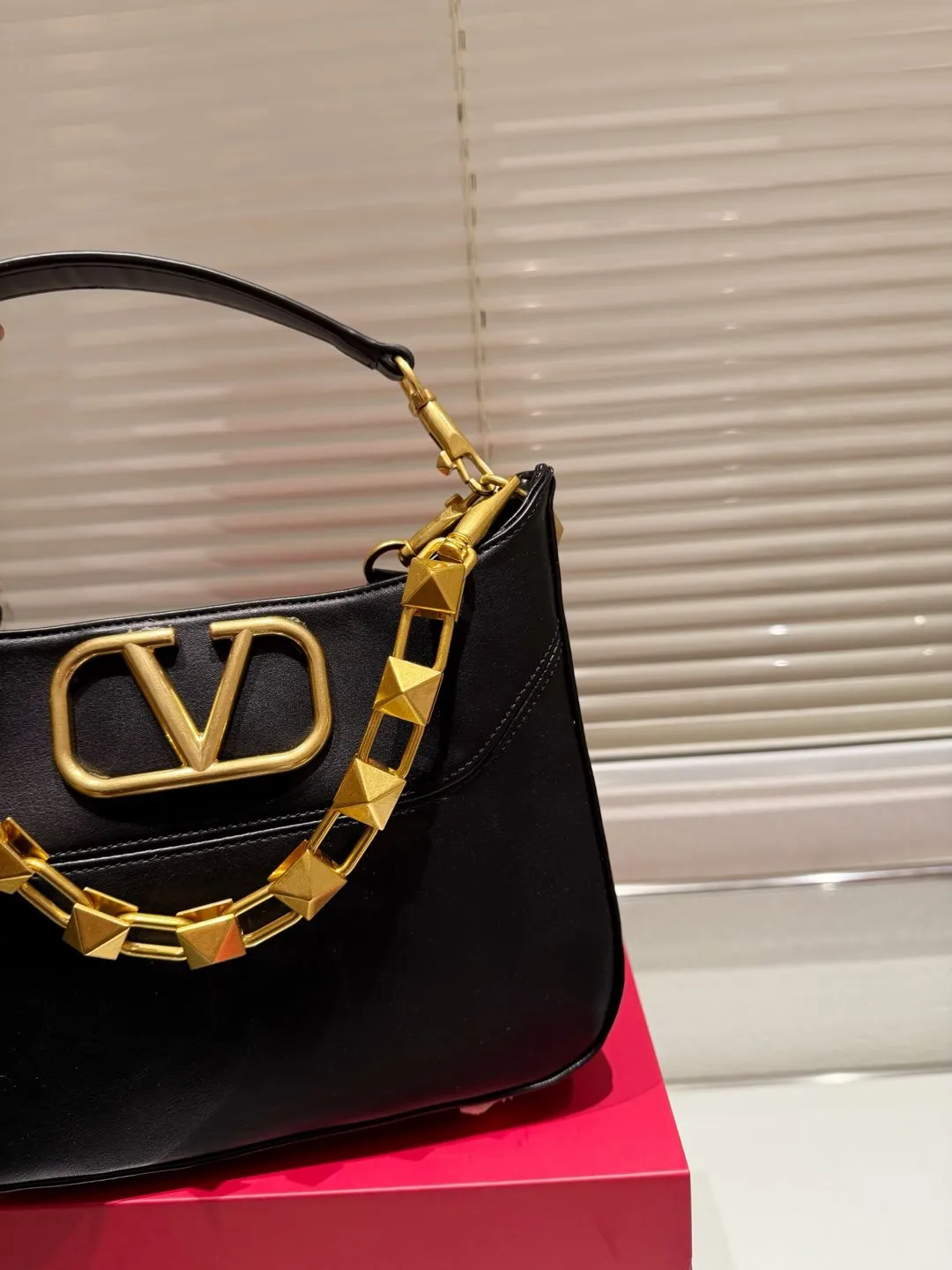 P400 Comes with box ⚠️Size 28.22 Valentino VSLING handbag Unlocks fashion charm Can be salty or sweet The most beautiful girl on the street
