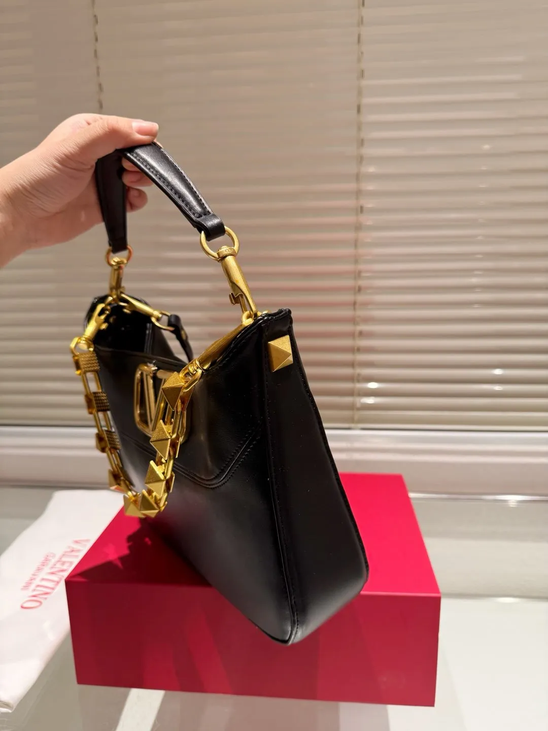 P400 Comes with box ⚠️Size 28.22 Valentino VSLING handbag Unlocks fashion charm Can be salty or sweet The most beautiful girl on the street