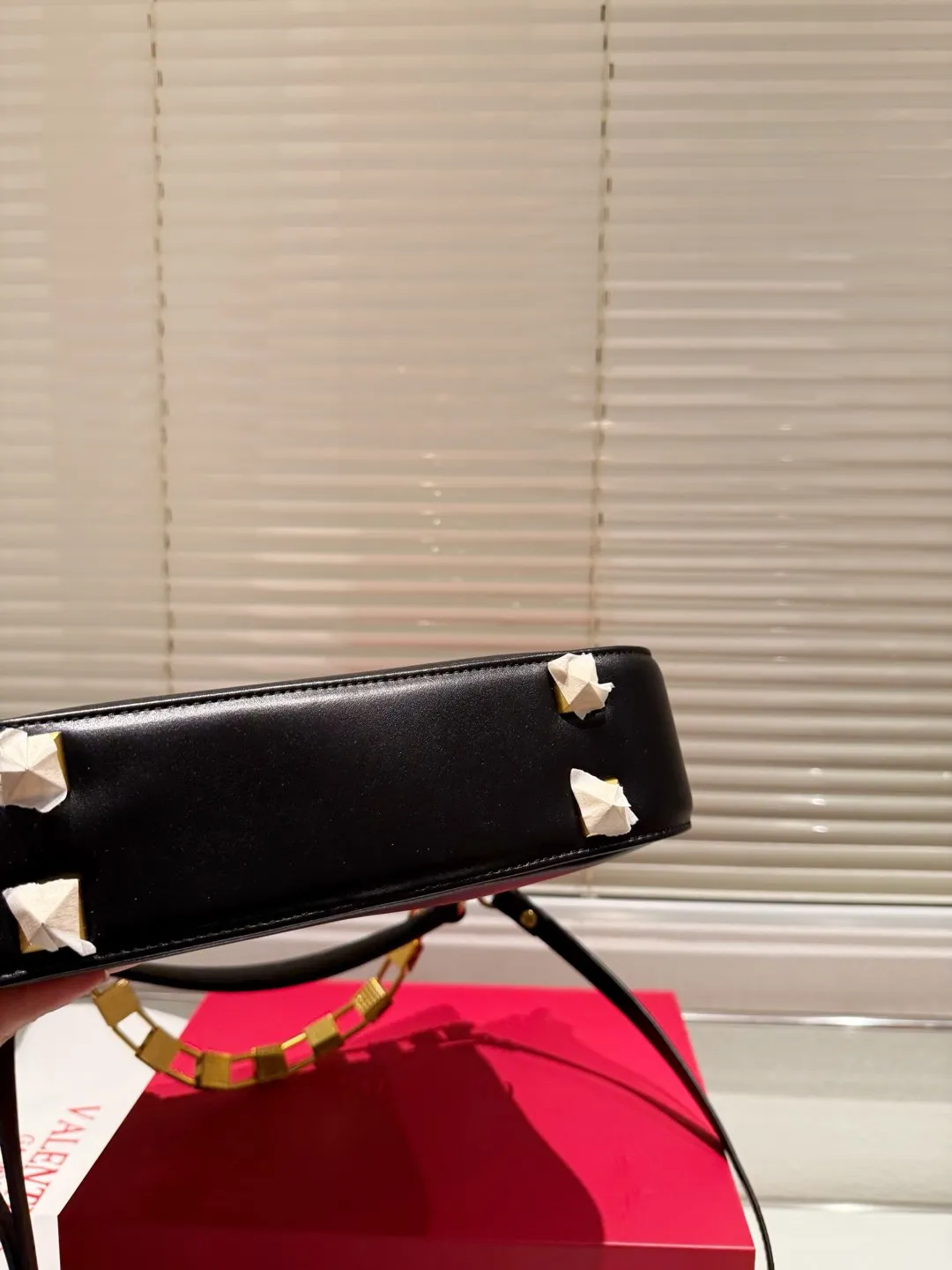 P400 Comes with box ⚠️Size 28.22 Valentino VSLING handbag Unlocks fashion charm Can be salty or sweet The most beautiful girl on the street